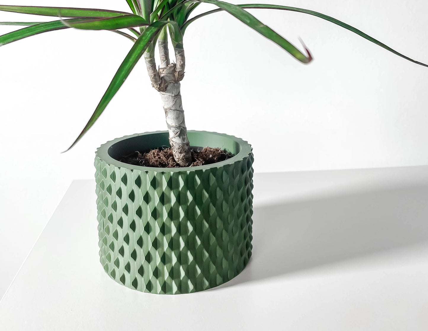 Pot décoratif anthracite en matériau durable à design contemporain avec texture géométrique creusée, plante verte à.