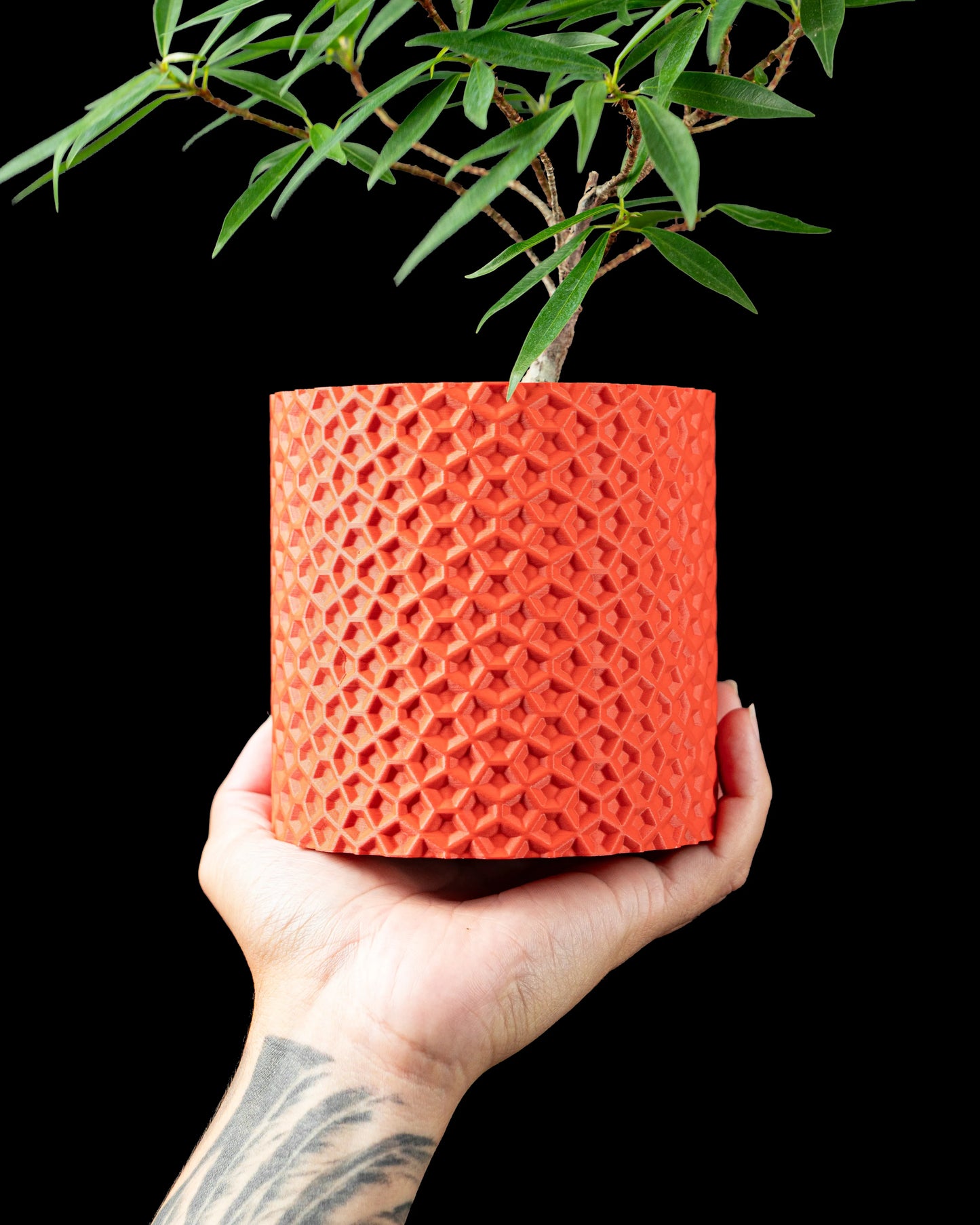 Pot décoratif orange en matériau durable avec surface texturée en motif géométrique, design contemporain.