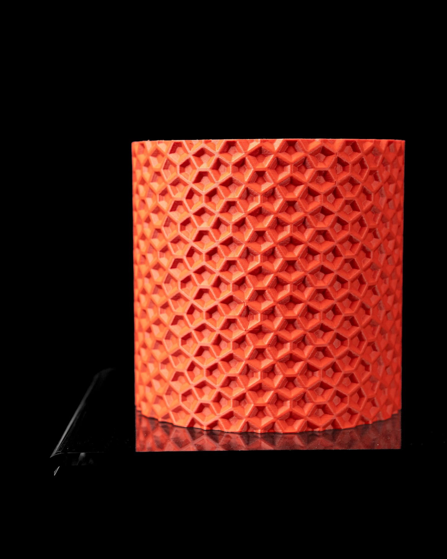 Pot décoratif Ordan orange vif avec texture géométrique en relief, design contemporain durable en matériau robuste.