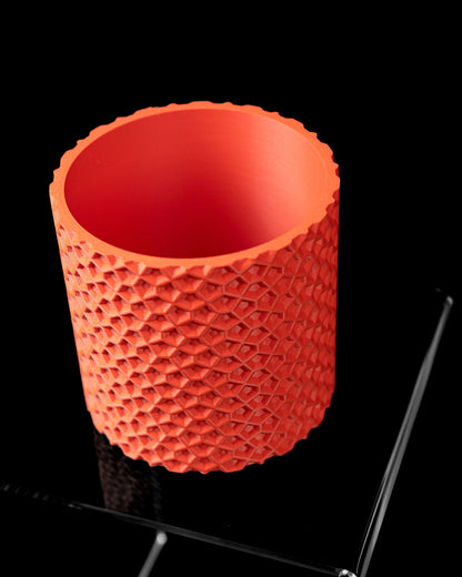 Pot décoratif Ordan rouge au design contemporain avec surface texturée durable en matériau robuste.
