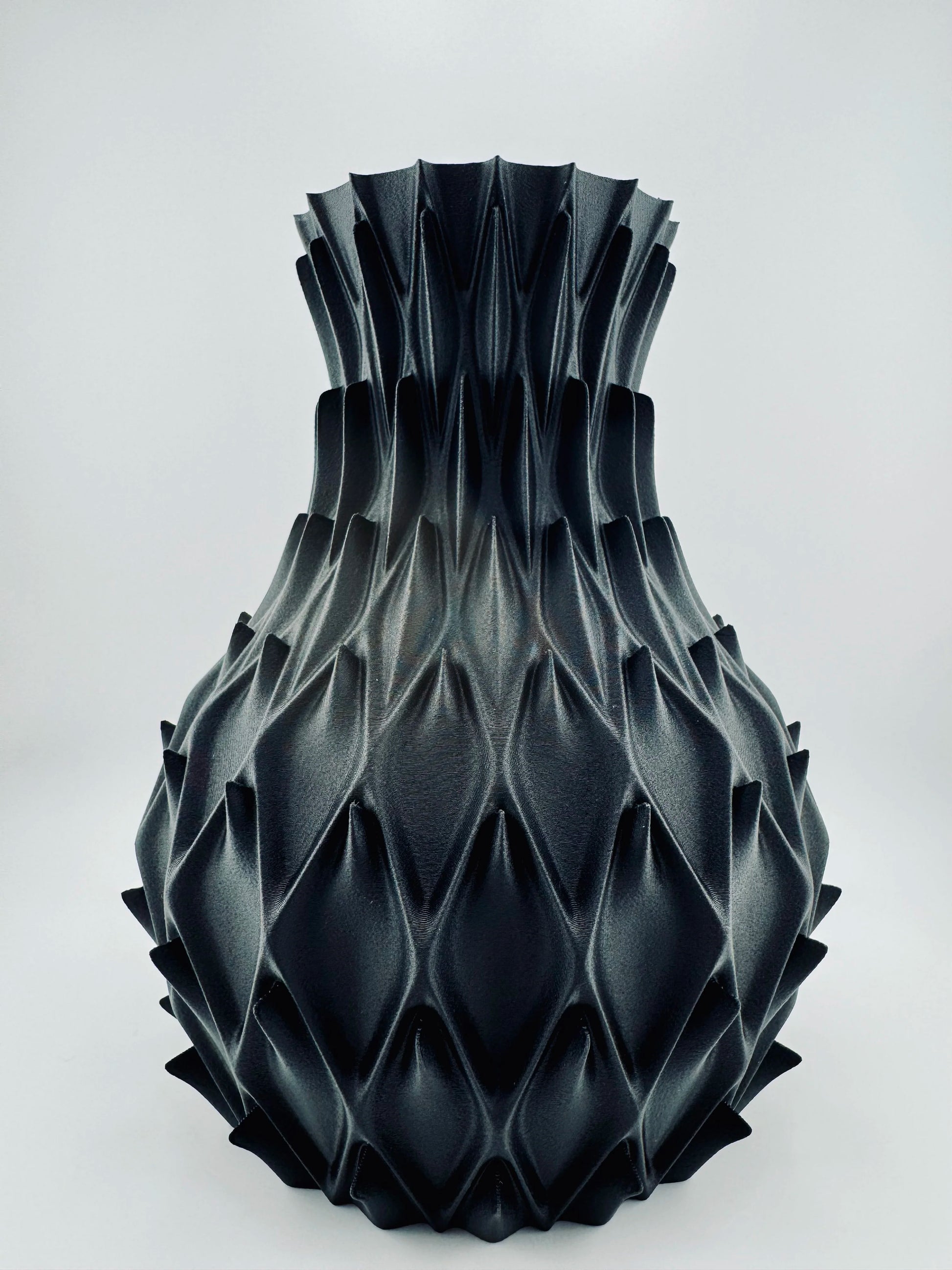 Vase Petal – vase géométrique noir mat étanche et durable - Vase noir mat au design sculptural géométrique et organique, forme unique contemporaine avec reliefs pointus et ondulés. - Default Title