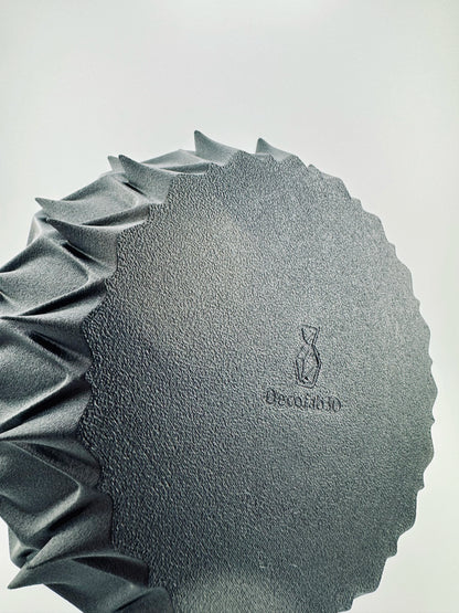 Vase géométrique noir mat durable avec texture sculpturale et design contemporain élégant.