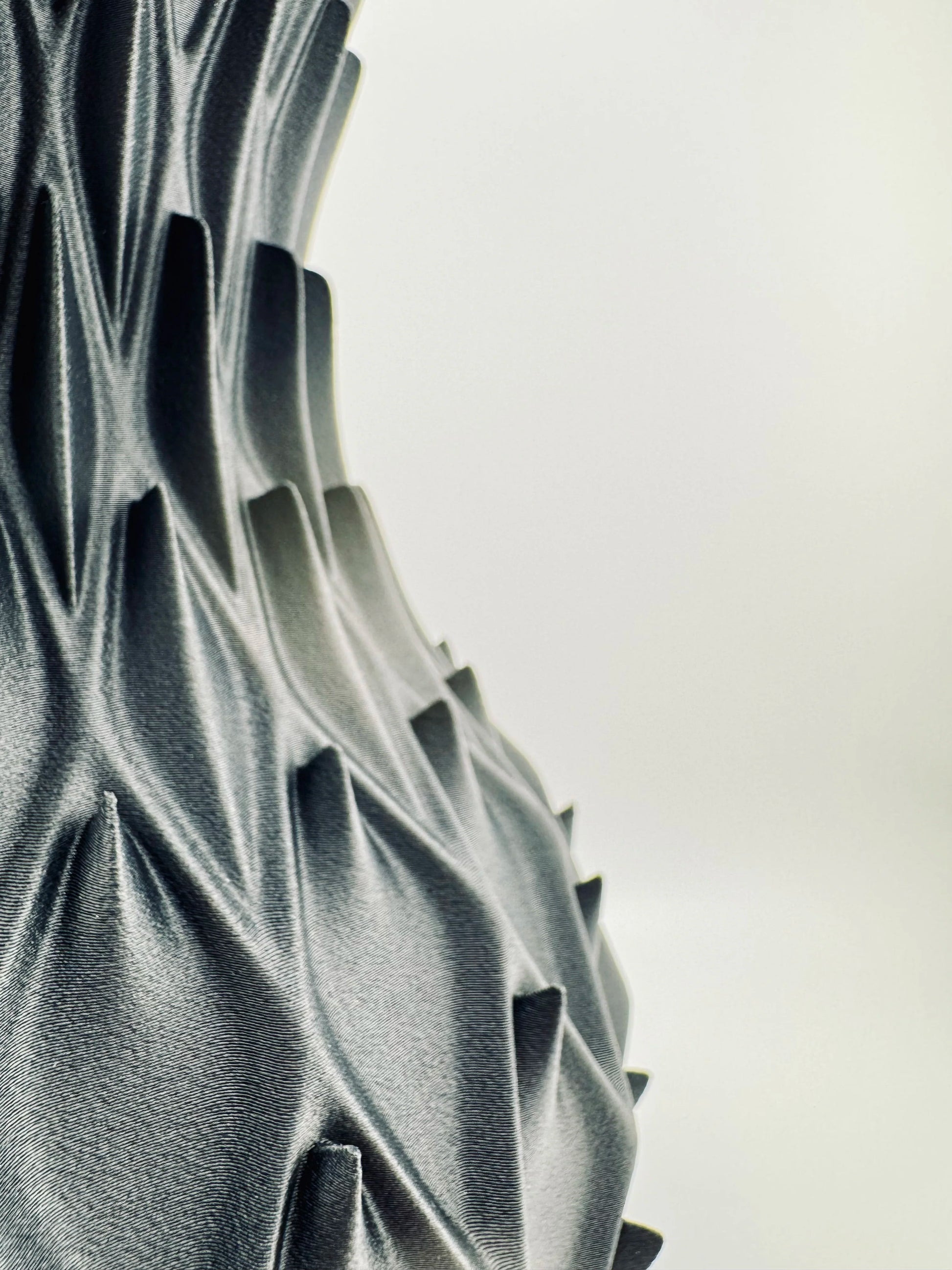 Vase Petal – vase géométrique noir mat étanche et durable - Vase noir mat sculptural avec surface texturée géométrique organique rappelant des pétales, design contemporain unique. - Default Title