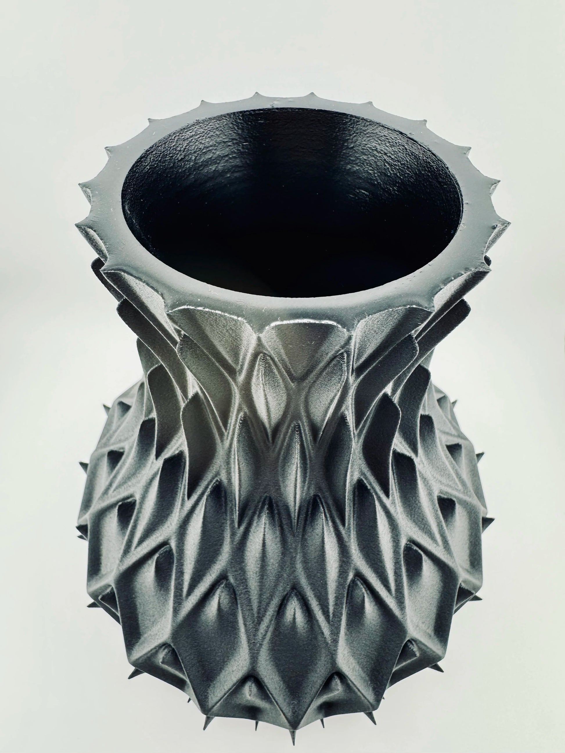 Vase Petal – vase géométrique noir mat étanche et durable - Vase géométrique noir mat avec surface texturée en motifs organiques sculpturaux, forme contemporaine unique et étanchéité. - Default Title