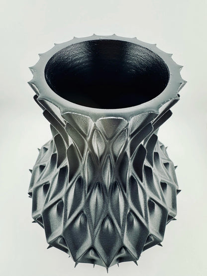 Vase géométrique noir mat avec texture sculpturale en relief, design contemporain et durable, finition étanche.