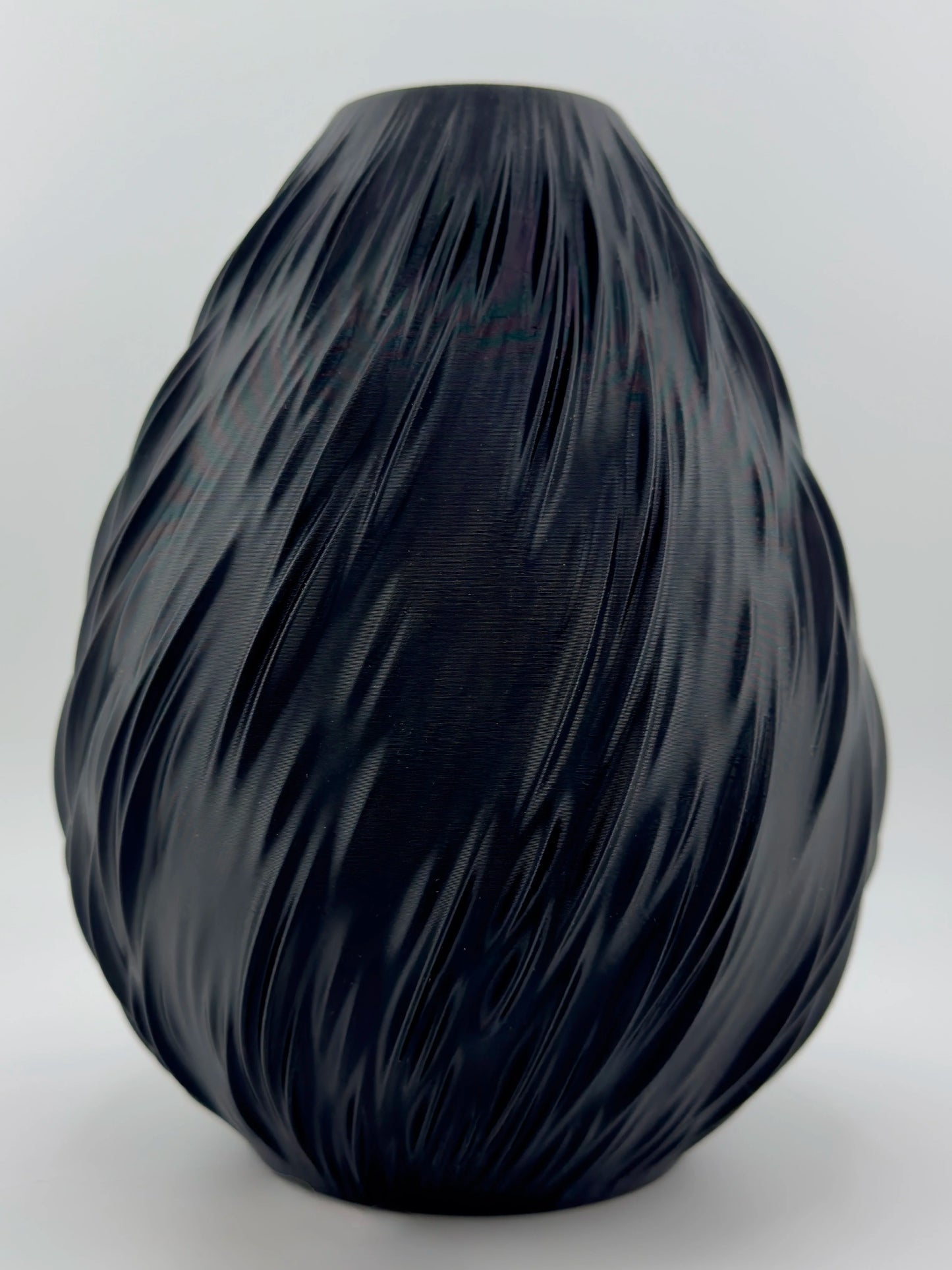 Vase Rain – vase torsadé étanche au design organique - Vase noir mat en céramique torsadé avec texture fluide et surface sculpturale organique au design contemporain. - Vert foncé