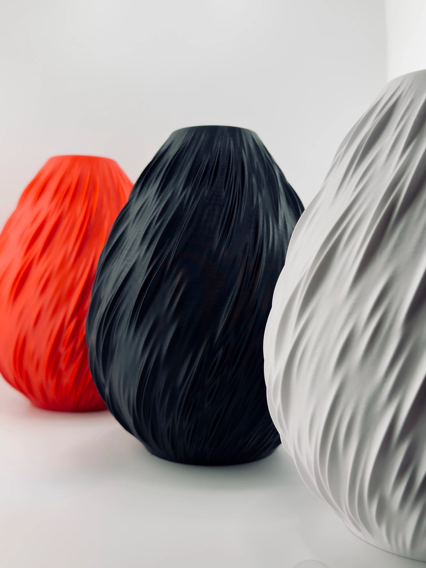 Vase Rain – vase torsadé étanche au design organique - Vases torsadés en plastique noir, blanc et rouge au design organique et sculptural avec texture fluide et géométrique, forme - Vert foncé