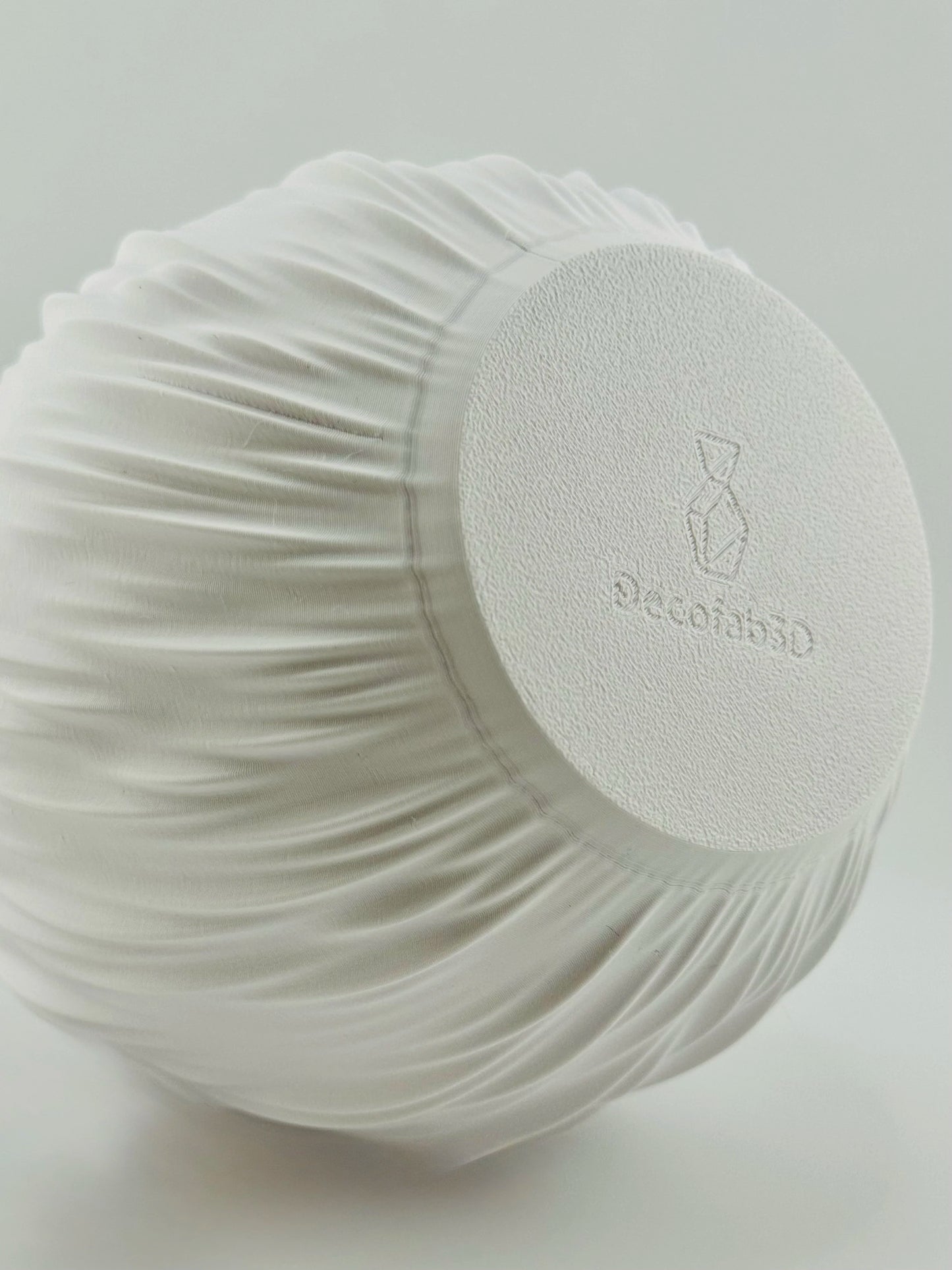 Vase Rain – vase torsadé étanche au design organique - Vase blanc torsadé au design organique et sculptural, surface fluide et en relief, base ronde avec logo embossé. - Vert foncé