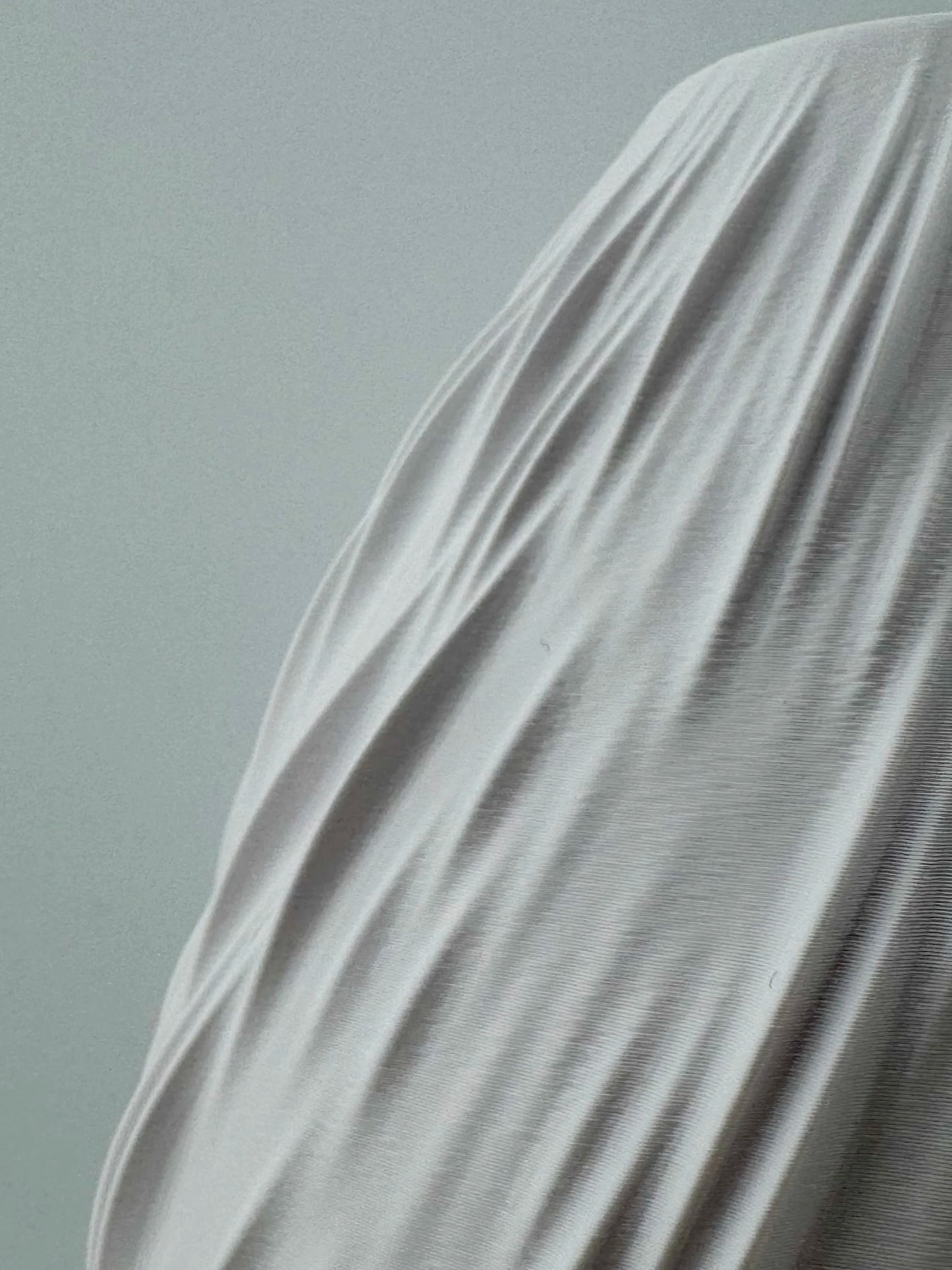 Vase Rain – vase torsadé étanche au design organique - Vase blanc torsadé au design organique avec texture fluide et motifs géométriques sculpturaux, fini mat et contemporain. - Vert foncé