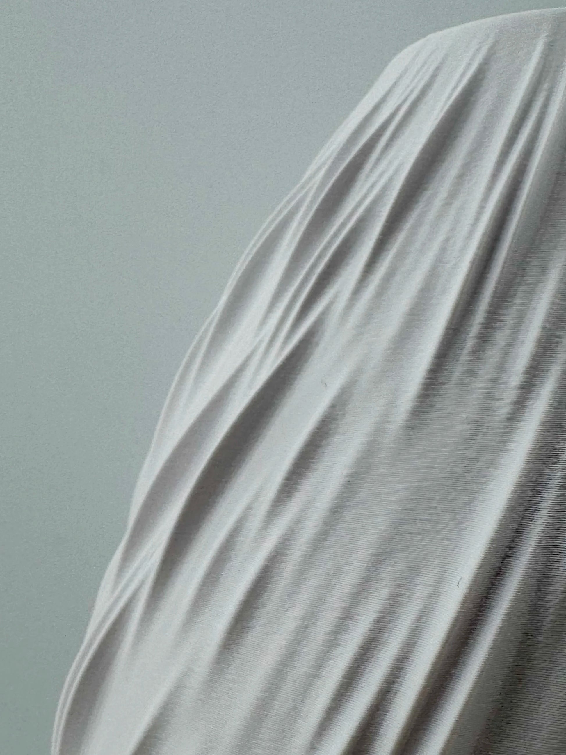 Vase Rain – vase torsadé étanche au design organique - Vase blanc torsadé au design organique avec texture fluide et motifs géométriques sculpturaux, fini mat et contemporain. - Vert foncé