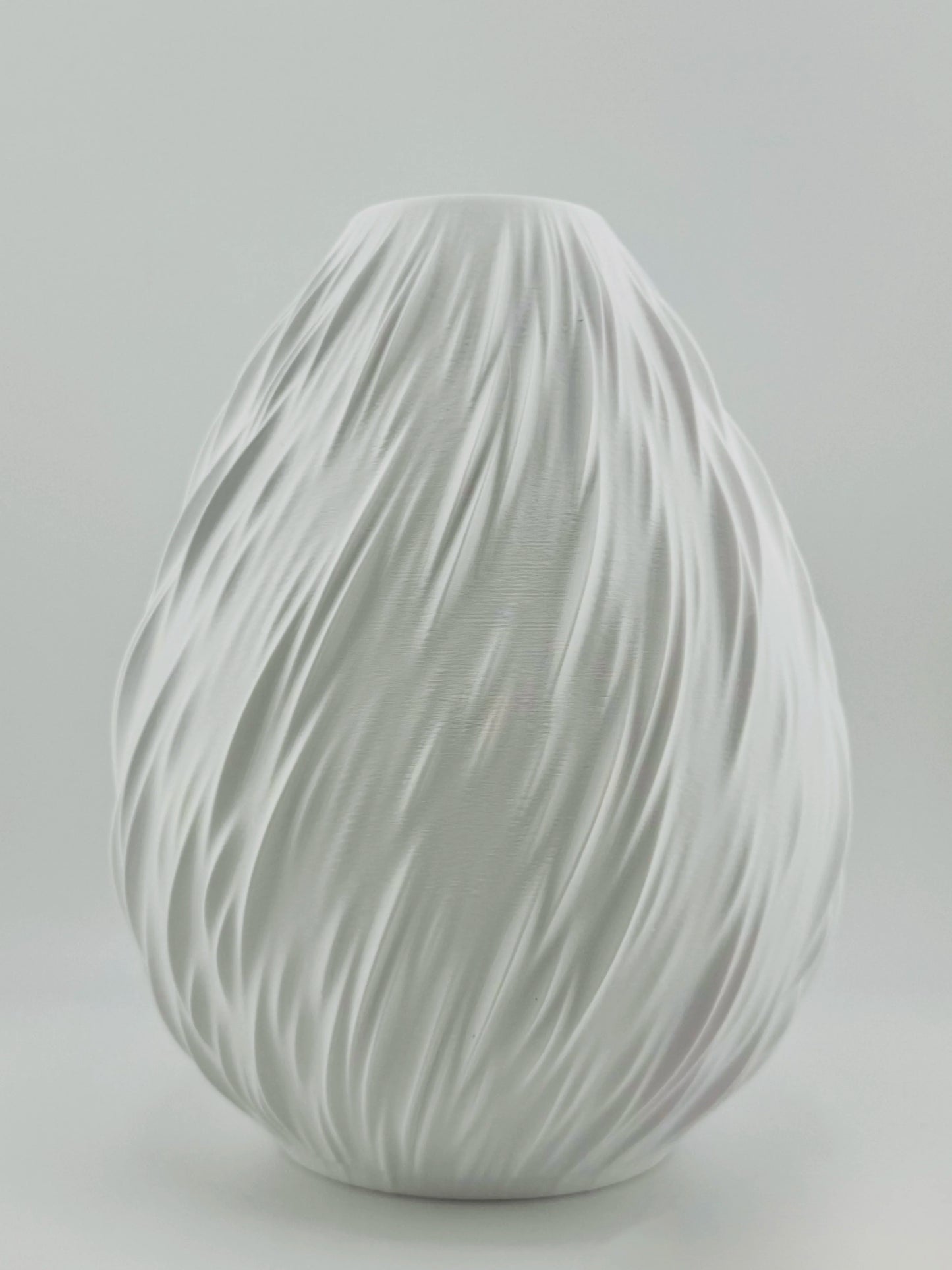 Vase Rain – vase torsadé étanche au design organique - Vase blanc torsadé en céramique mate au design organique et sculptural avec motifs fluides géométriques. - Vert foncé