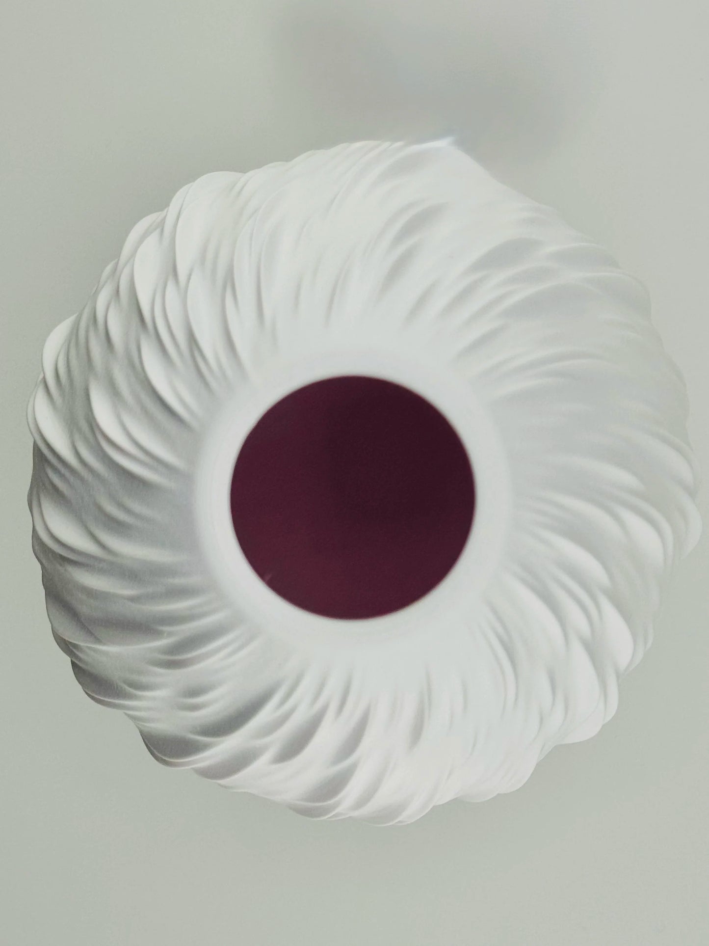 Vase Rain – vase torsadé étanche au design organique - Vase blanc torsadé avec intérieur rouge, forme organique et sculpturale à surface fluide et design contemporain géométrique. - Vert foncé