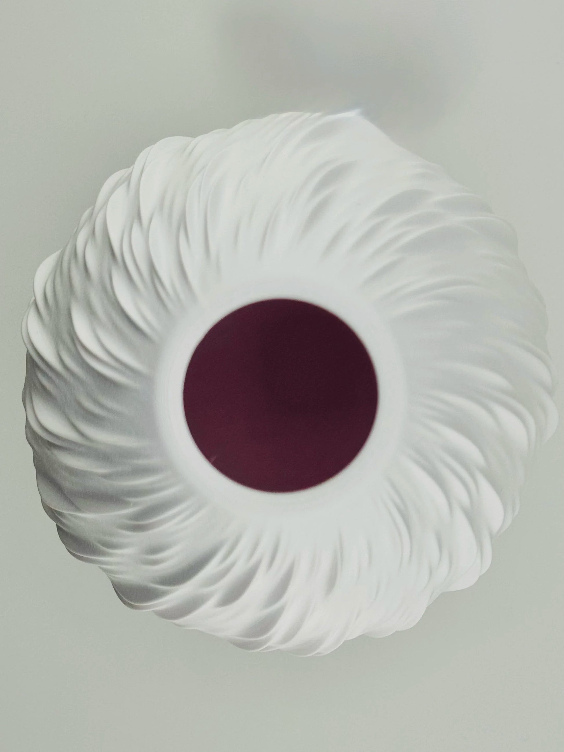 Vase Rain – vase torsadé étanche au design organique - Vase blanc torsadé avec intérieur rouge, forme organique et sculpturale à surface fluide et design contemporain géométrique. - Vert foncé