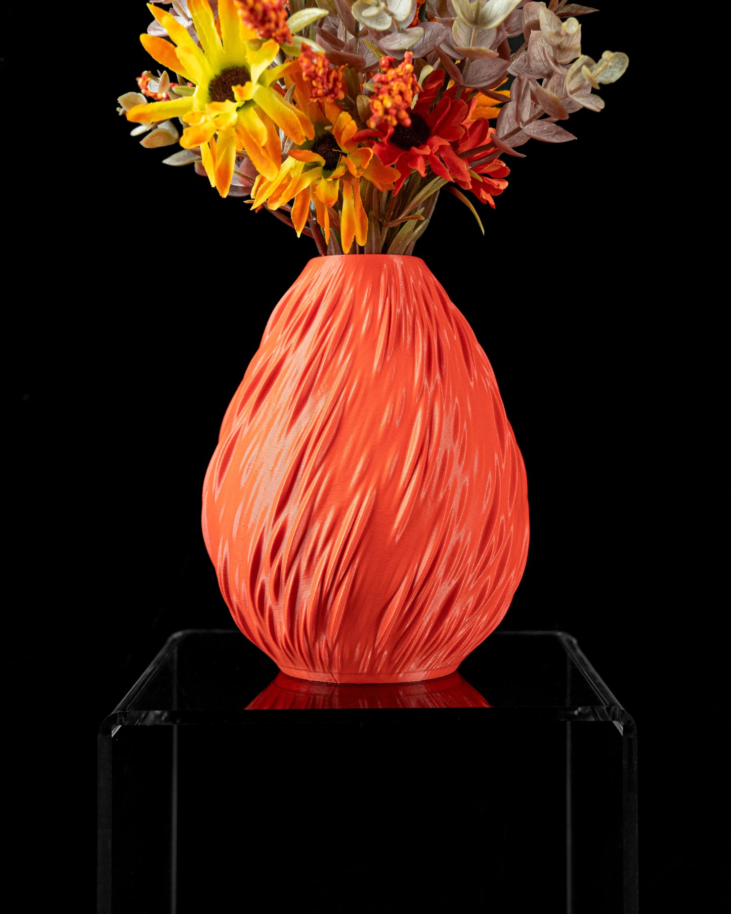 Vase Rain orange 320mm en matériau durable avec surface texturée en relief, design contemporain élégant.