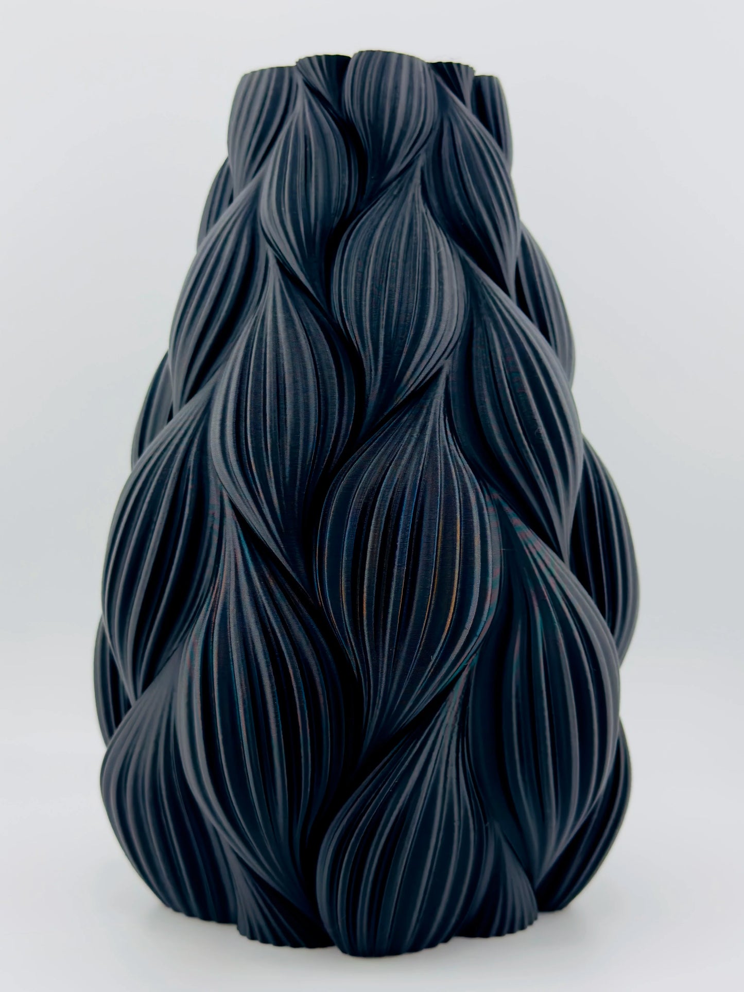 Vase Ripple – vase design ondulé étanche pour intérieur moderne - Vase noir mat avec surface texturée ondulée en relief, forme organique et sculpturale au design contemporain et géométrique. - Blanc
