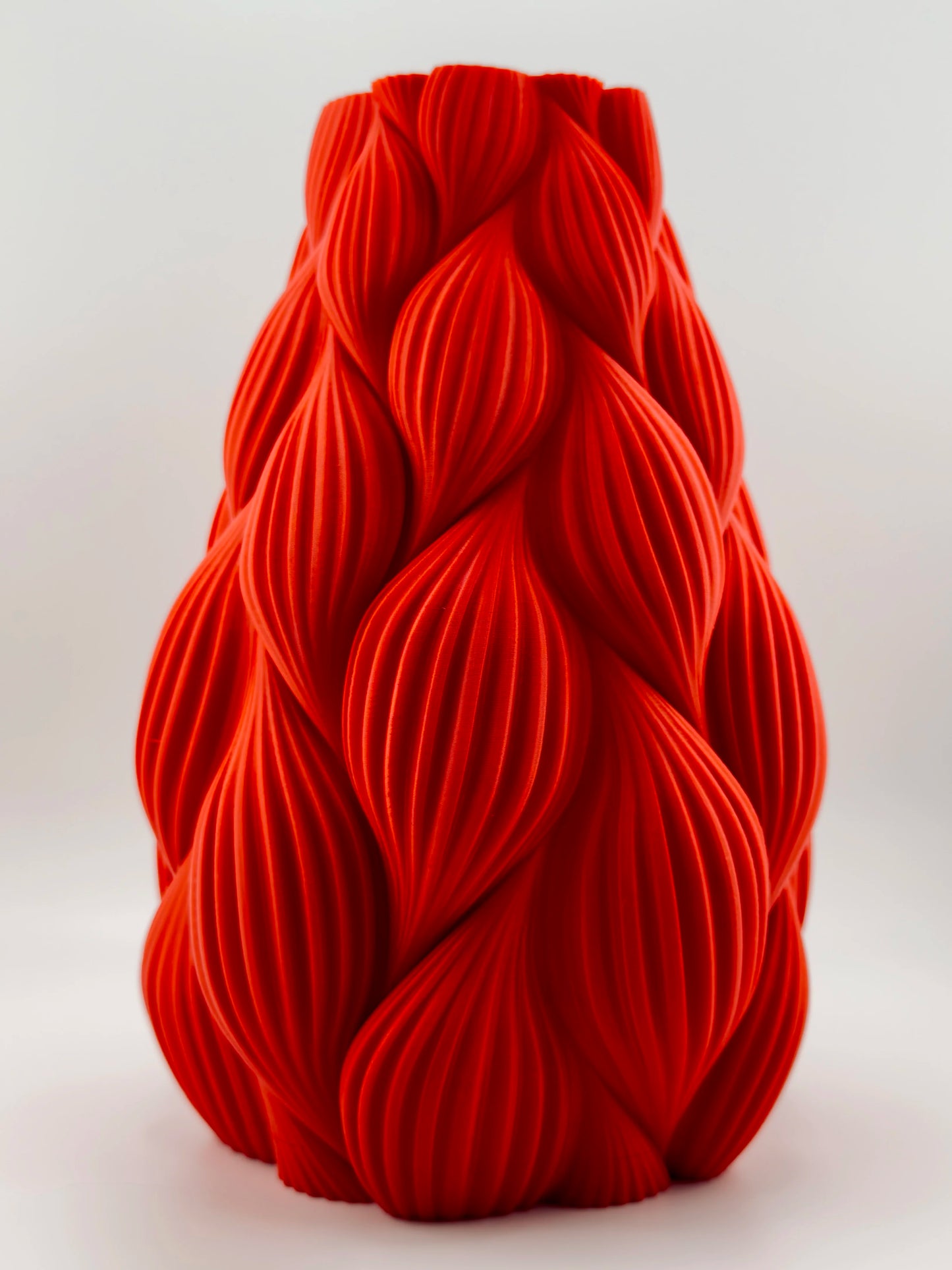 Vase Ripple – vase design ondulé étanche pour intérieur moderne - Vase rouge vif design ondulé sculptural avec texture organique en relief, forme géométrique originale et moderne. - Blanc