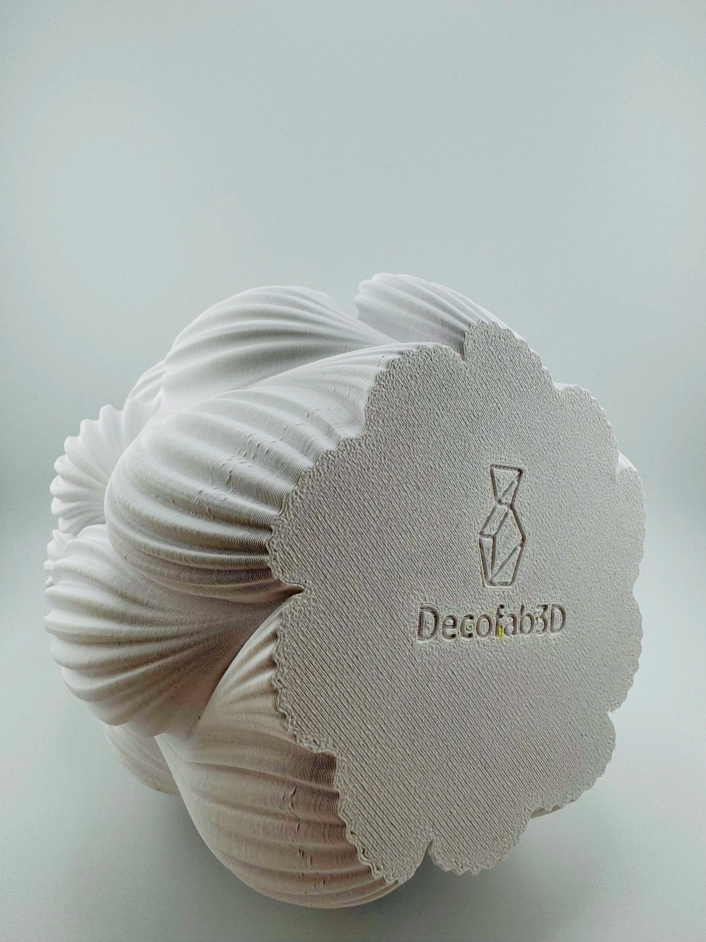 Vase Ripple – vase design ondulé étanche pour intérieur moderne - Vase blanc en céramique au design ondulé contemporain, forme organique et sculpturale avec texture géométrique, finition. - Blanc