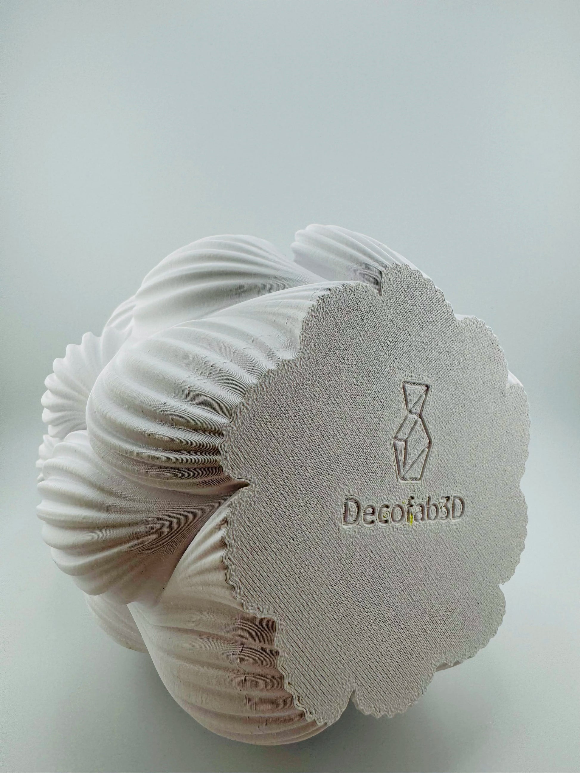 Vase Ripple – vase design ondulé étanche pour intérieur moderne - Vase blanc en céramique au design ondulé contemporain, forme organique et sculpturale avec texture géométrique, finition. - Blanc