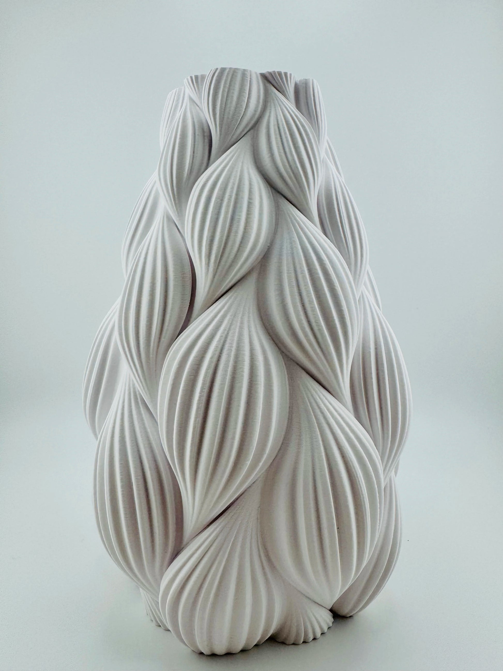 Vase Ripple – vase design ondulé étanche pour intérieur moderne - Vase blanc en céramique avec design sculptural ondulé, forme organique et géométrique unique contemporaine. - Blanc