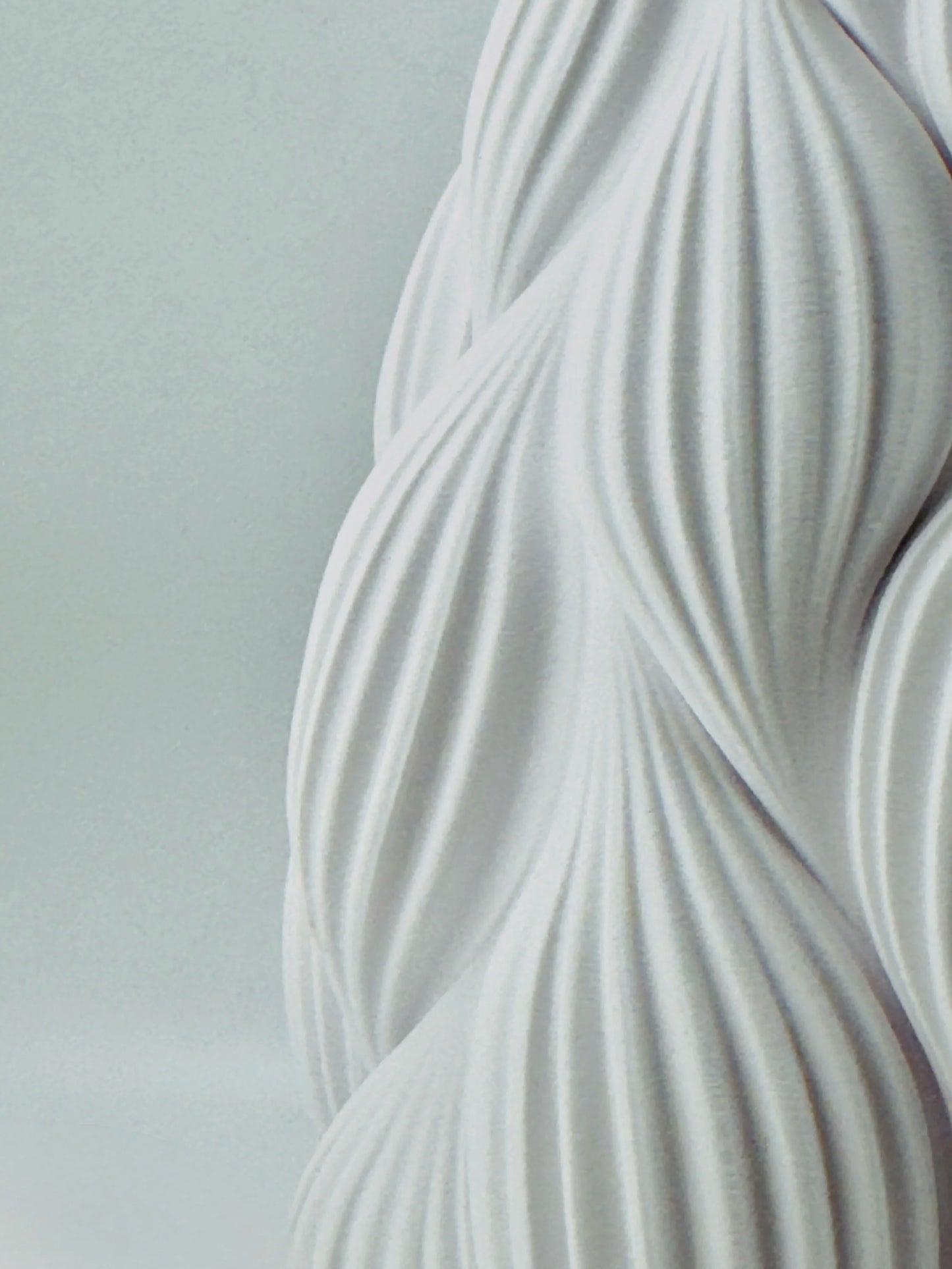 Vase Ripple – vase design ondulé étanche pour intérieur moderne - Vase blanc en céramique au design ondulé sculptural avec texture organique et forme géométrique moderne. - Blanc