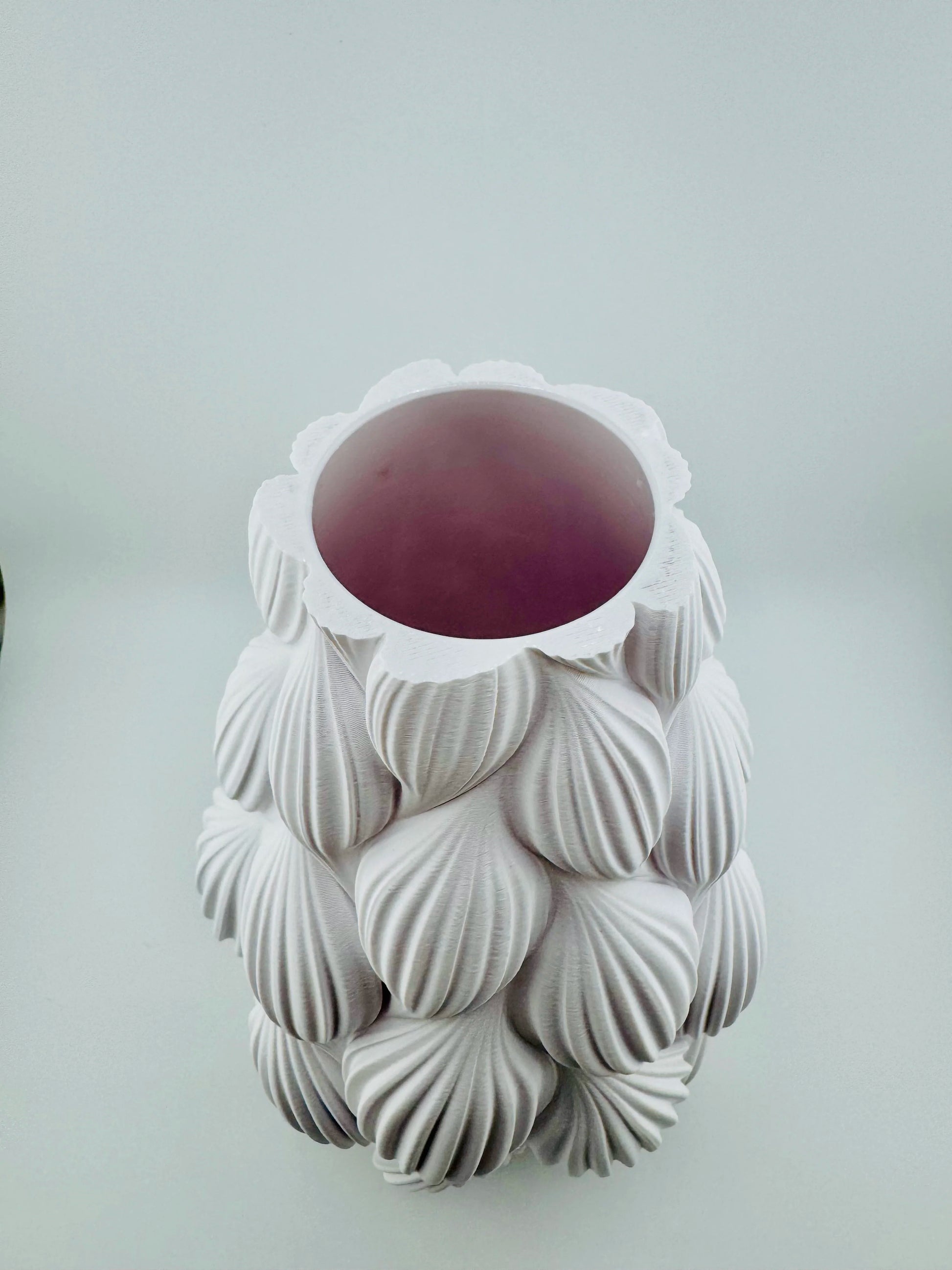 Vase Ripple – vase design ondulé étanche pour intérieur moderne - Vase blanc en céramique ondulé à texture sculpturale organique et forme géométrique originale, design contemporain étanche. - Blanc