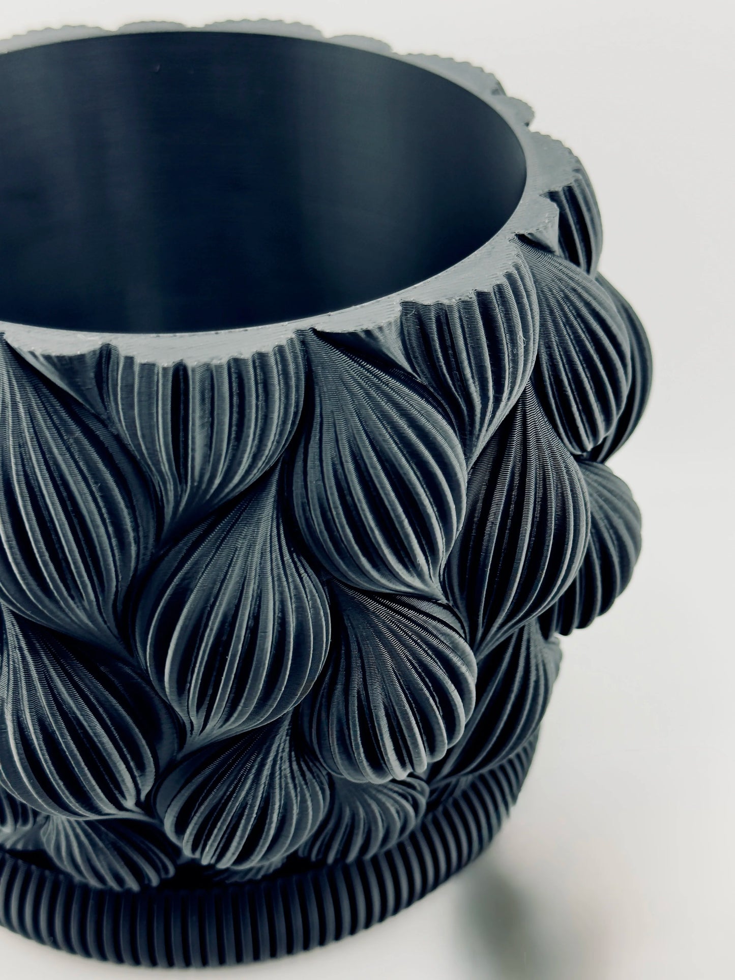 Pot Ripple – pot design avec sous-pot - Pot design noir en résine époxy avec motifs organiques géométriques en relief, forme sculpturale ronde avec sous-pot intégré. - Anthracite