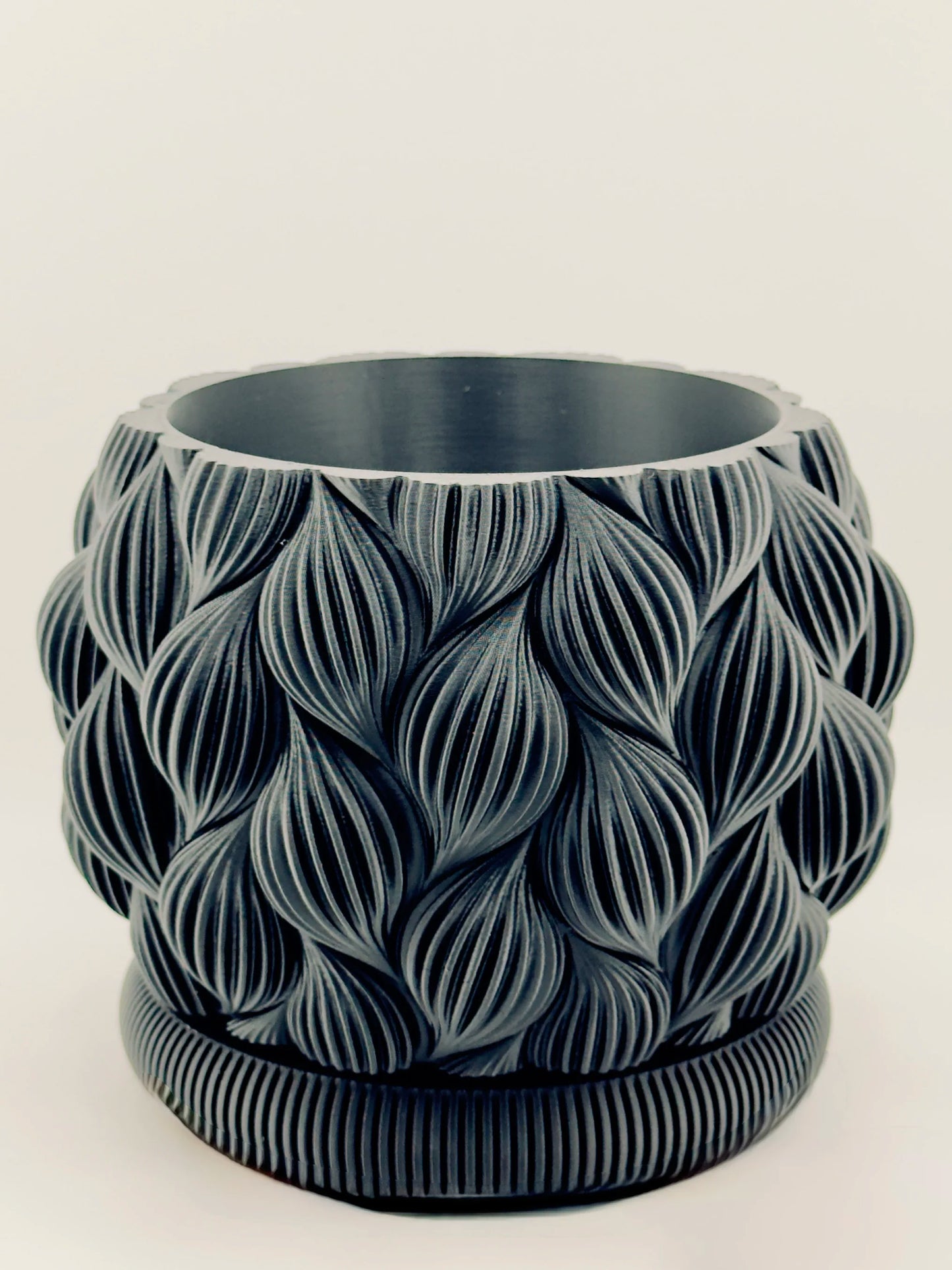 Pot Ripple – pot design avec sous-pot - Pot design contemporain en anthracite avec texture sculpturale organique et motif géométrique ondulé. - Anthracite
