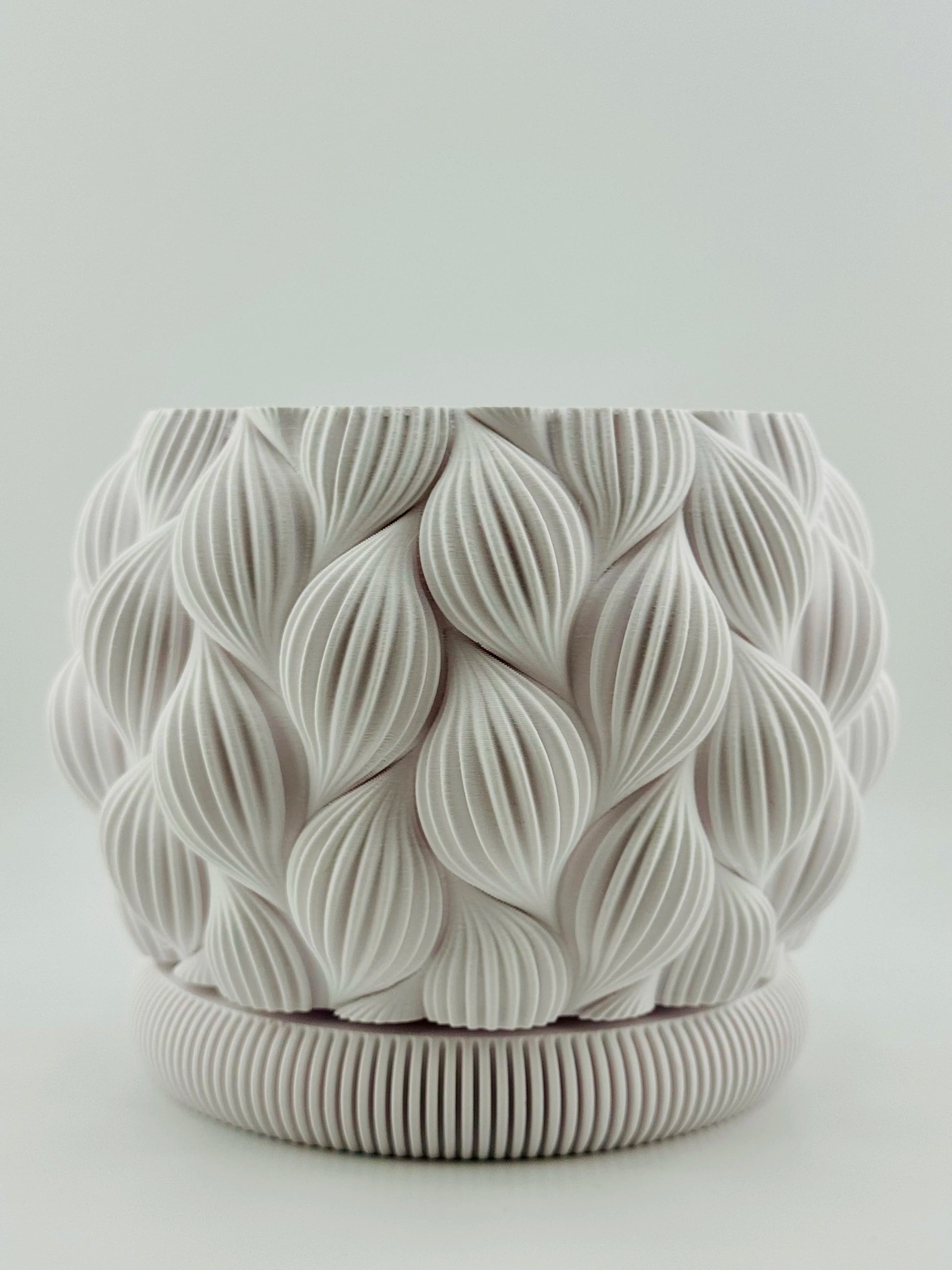 Pot Ripple – pot design avec sous-pot - Cache-pot blanc au design contemporain sculptural avec motifs géométriques organiques en relief, posé sur un sous-pot. - Anthracite