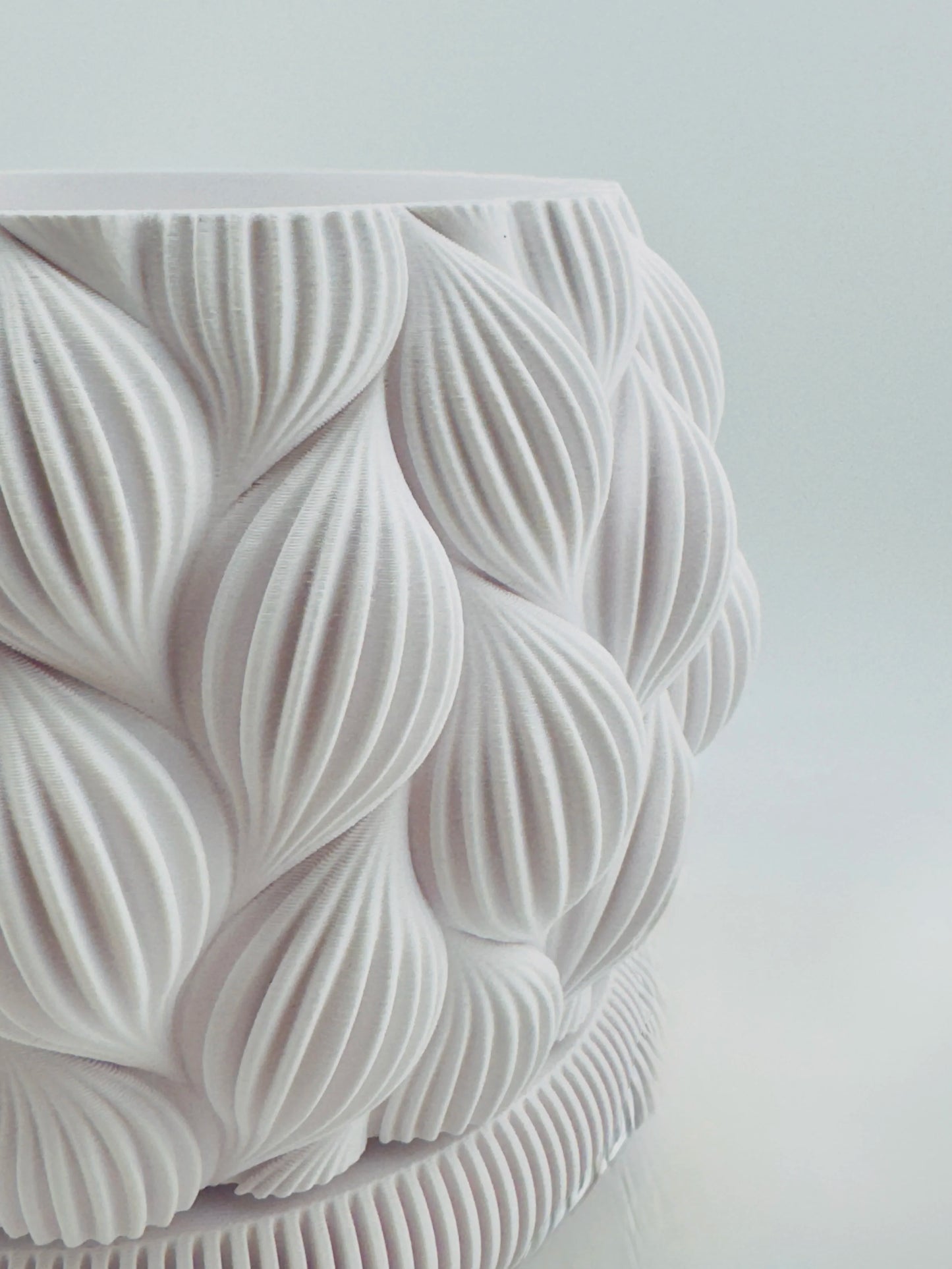 Pot Ripple – pot design avec sous-pot - Pot design blanc en résine époxy avec motifs organiques ondulés en relief, forme géométrique sculpturale, sous-pot assorti. - Anthracite