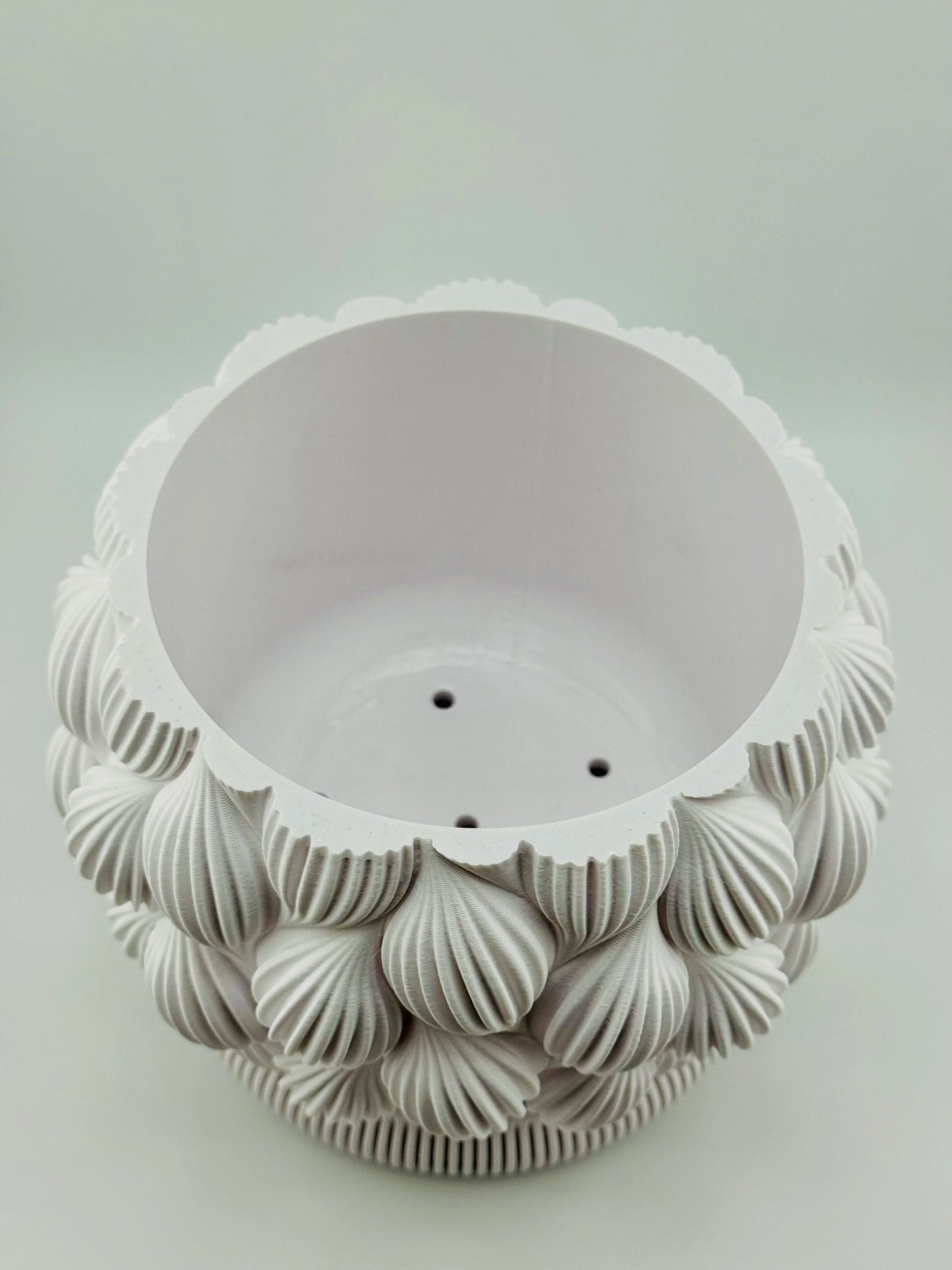 Pot Ripple – pot design avec sous-pot - Cache-pot blanc au design contemporain sculptural avec motifs organiques en relief et forme géométrique unique. - Anthracite