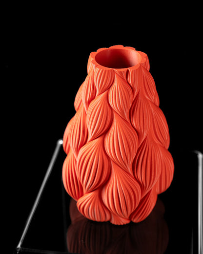 Vase orange durable au design contemporain, forme ondulée avec motifs feuille en relief, surface mate et étanche.