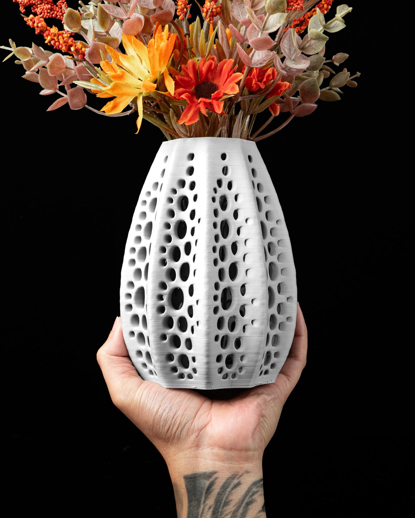 Vaso di fiori secchi di conchiglie 