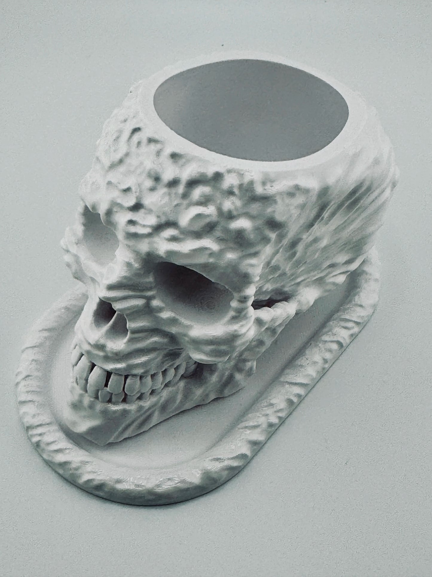 Skullplanter – pot tête de mort design avec sous-pot étanche - Pot tête de mort sculptural blanc mat avec texture organique et base géométrique contemporaine. - Gris
