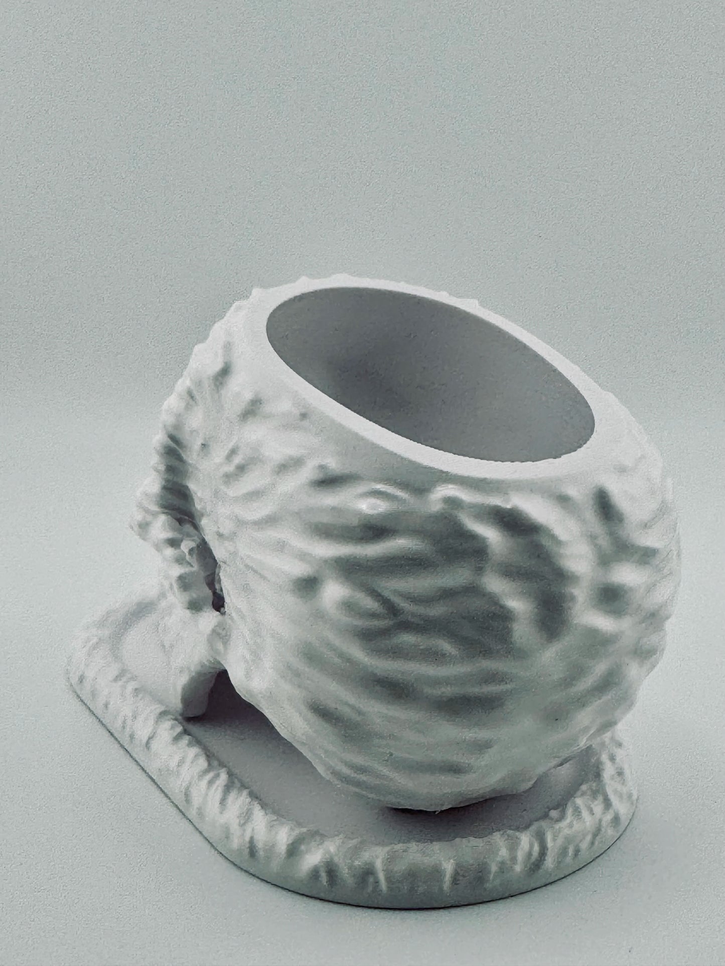 Skullplanter – pot tête de mort design avec sous-pot étanche - Pot design sculptural tête de mort contemporain gris clair avec surface organique texturée et sous-pot étanche géométrique. - Gris