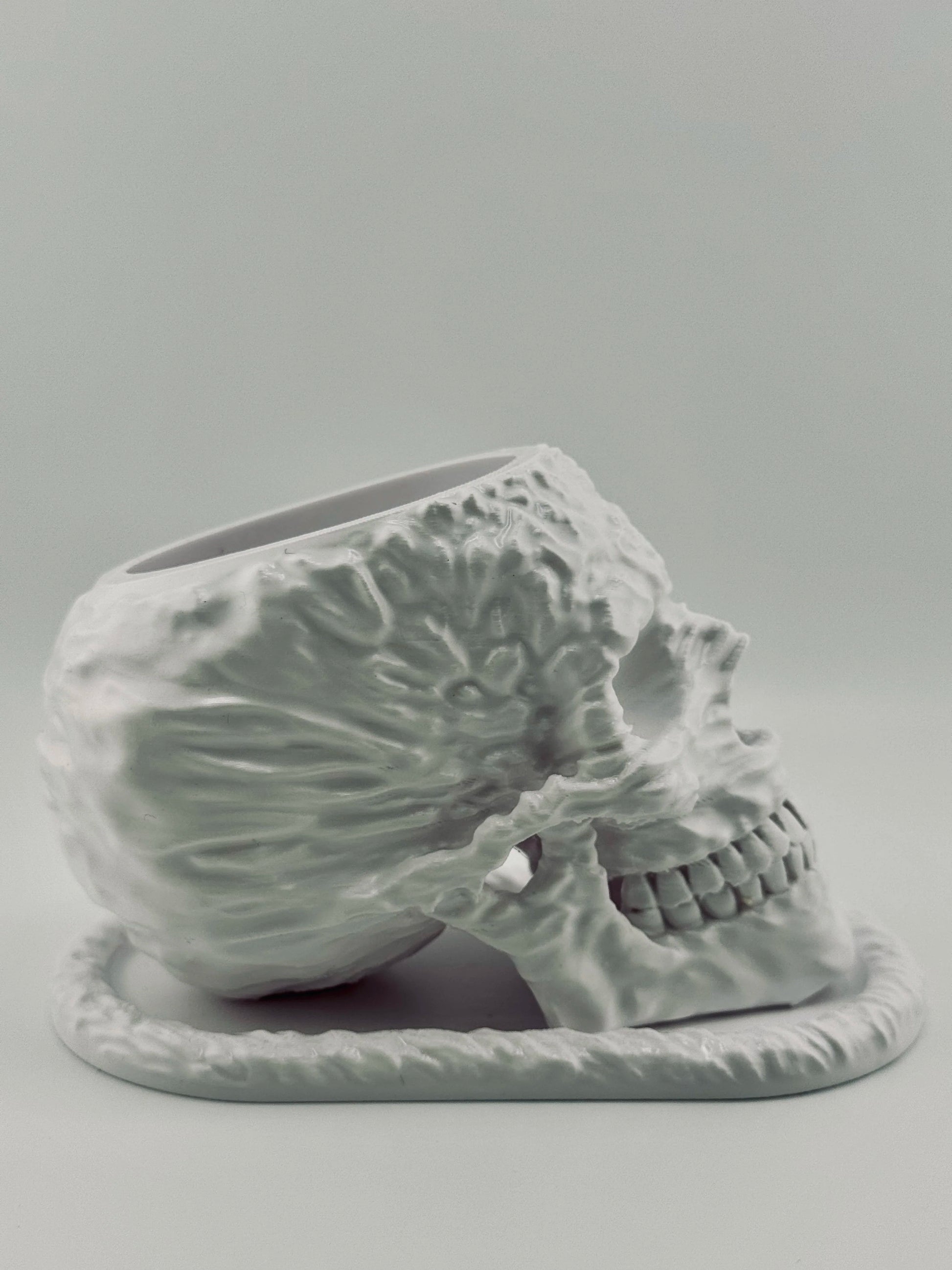 Skullplanter – pot tête de mort design avec sous-pot étanche - Pot en céramique blanche en forme de tête de mort sculpturale avec détails géométriques et sous-pot étanche intégré. - Gris