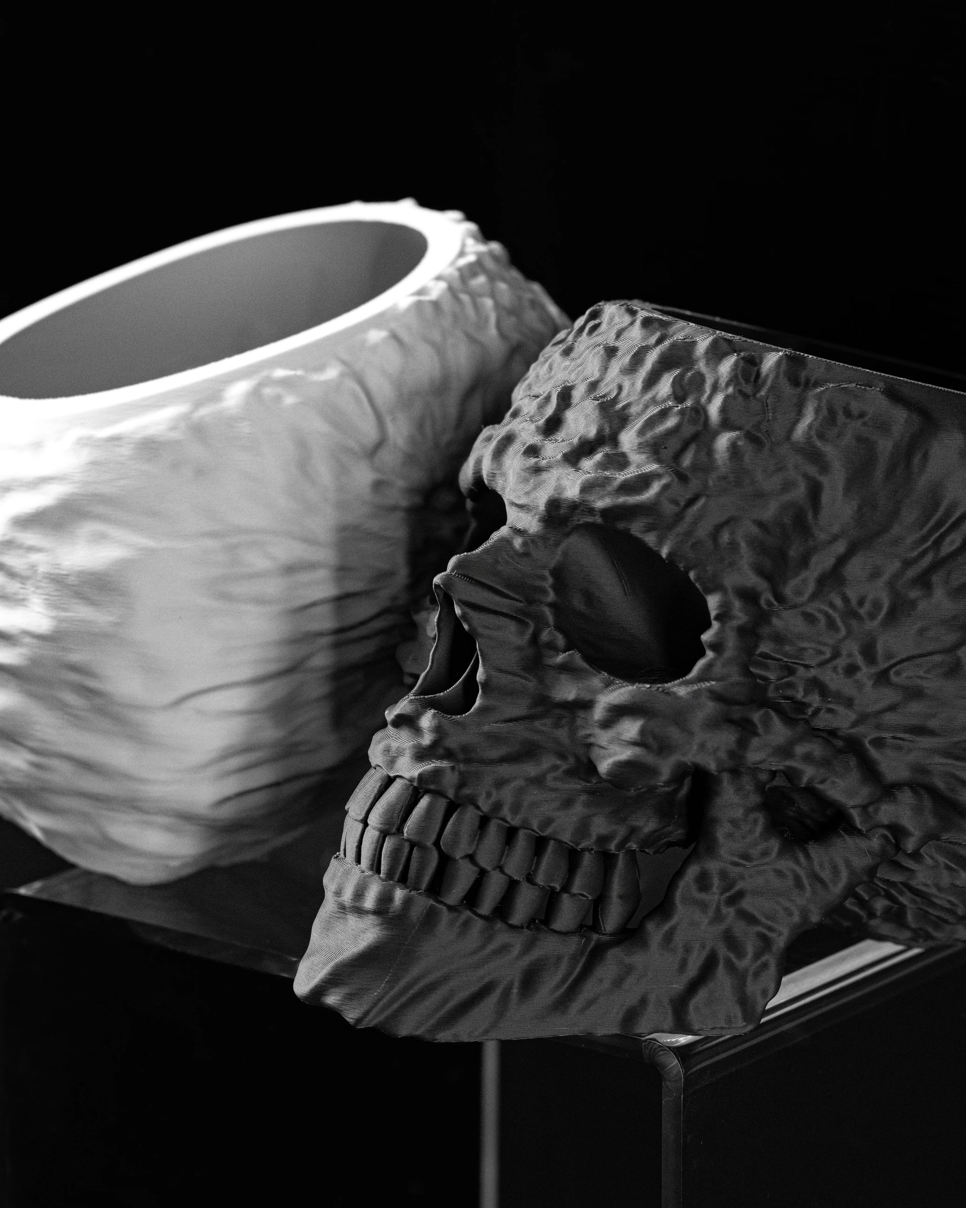 Pot décoratif durable à design contemporain en forme de crâne texturé couleur blanc mat.