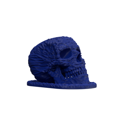 Pot décoratif en forme de crâne bleu mat, avec détails texturés réalistes et surface rugueuse, style moderne et audacieux.