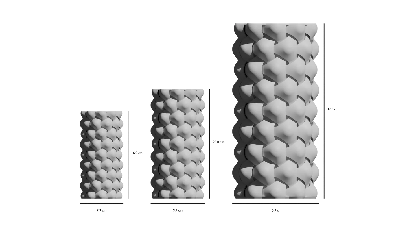 Trois vases modernes cylindriques gris clair avec surface texturée en motif tressé, taille croissante de gauche à droite.