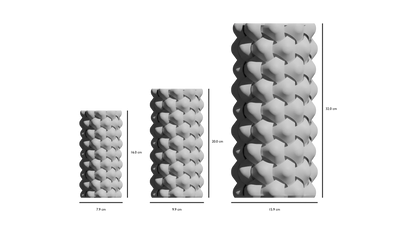 Trois vases modernes cylindriques gris clair avec surface texturée en motif tressé, taille croissante de gauche à droite.