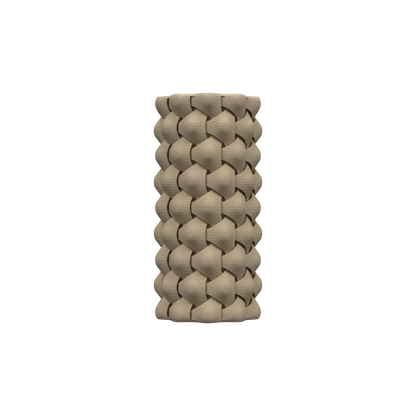 Vase haut beige sculpté avec motif tressé tridimensionnel, surface mate et forme cylindrique élégante.