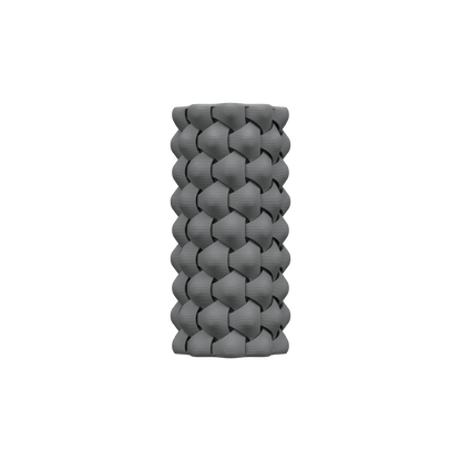 Vase cylindrique gris foncé avec design tressé en relief formant un motif géométrique moderne, surface mate et texture.