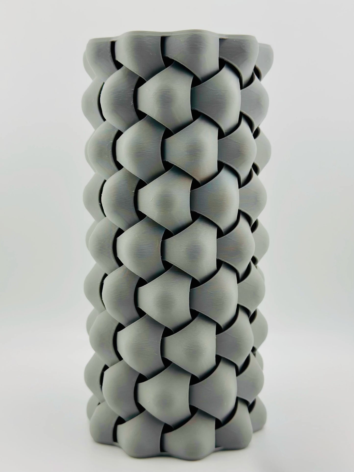 Vase Tri-Weave – vase design tressé étanche - Vase gris au design contemporain tressé en formes organiques et géométriques, silhouette sculpturale unique. - Anthracite
