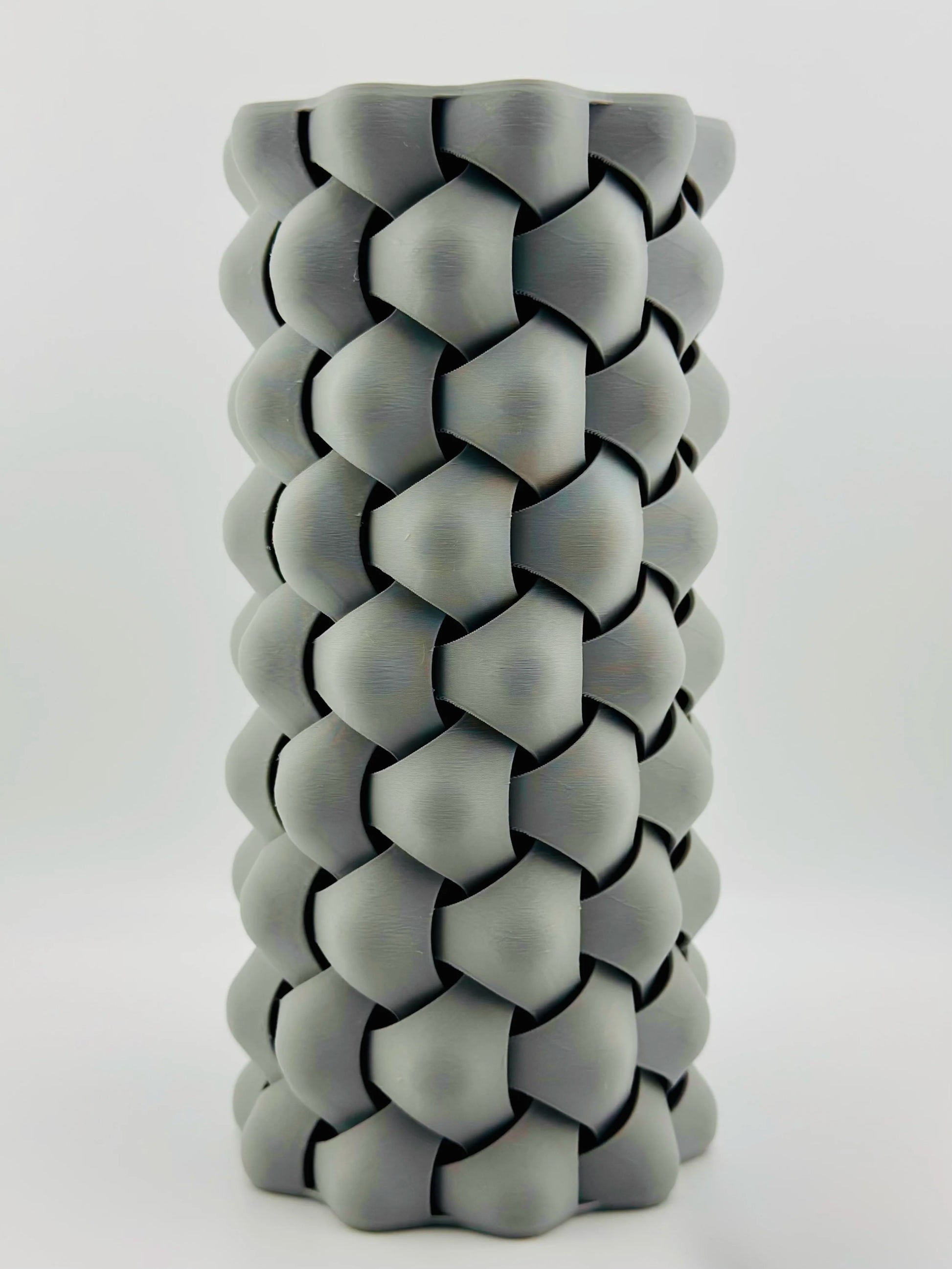 Vase Tri-Weave – vase design tressé étanche - Vase gris au design contemporain tressé en formes organiques et géométriques, silhouette sculpturale unique. - Anthracite