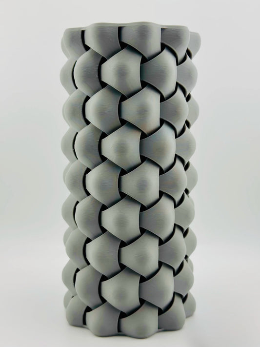Vase Tri-Weave – vase design tressé étanche - Vase gris au design contemporain tressé en formes organiques et géométriques, silhouette sculpturale unique. - Anthracite