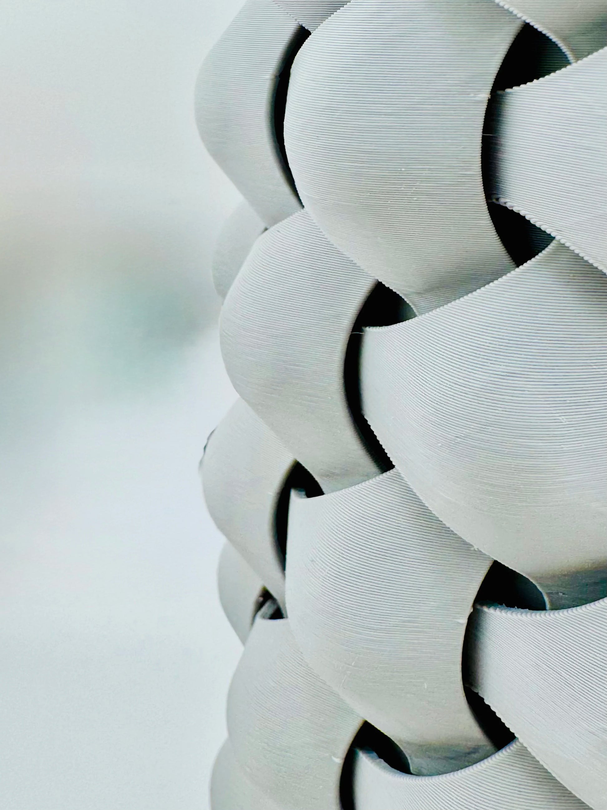 Vase Tri-Weave – vase design tressé étanche - Vase tressé blanc cassé en plastique PETG avec texture mate, design géométrique et organique aux formes sculpturales. - Anthracite