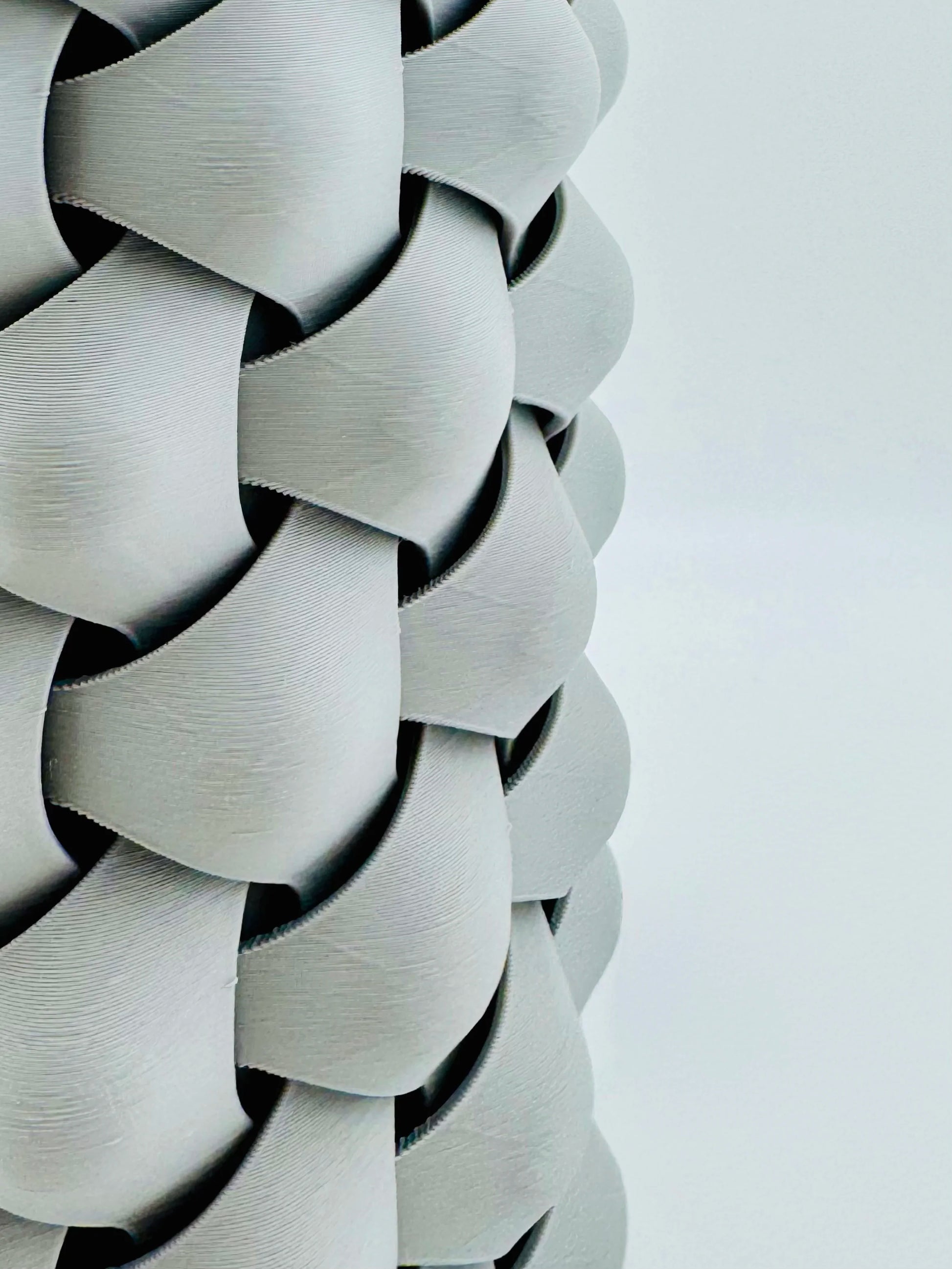 Vase Tri-Weave – vase design tressé étanche - Vase tressé blanc en plastique avec texture mate et motif géométrique en relief formant une structure organique sculpturale. - Anthracite