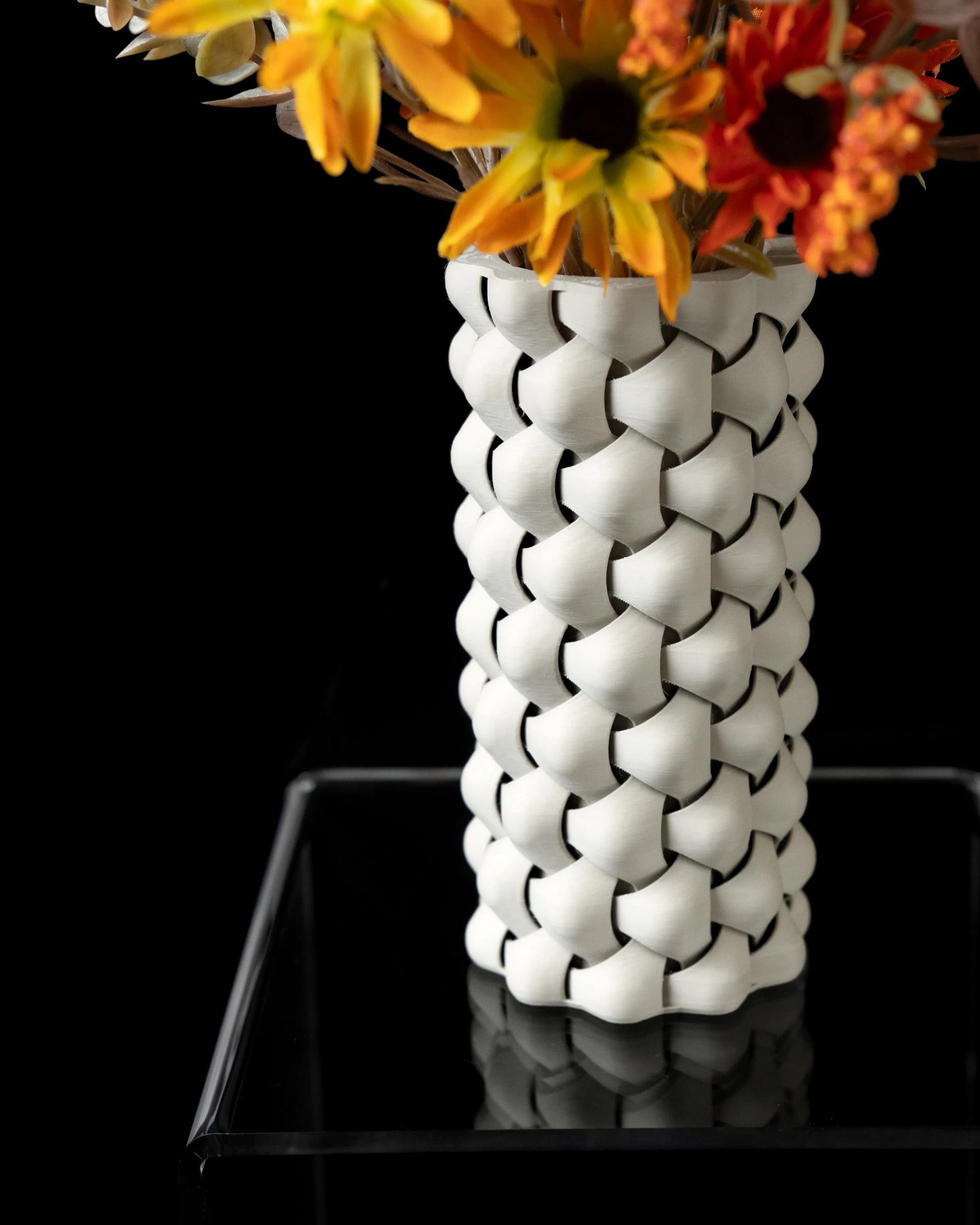 Vase Triweave blanc mat à tissage contemporain, design durable en matériau résistant, hauteur compacte, fleurs oranges et.