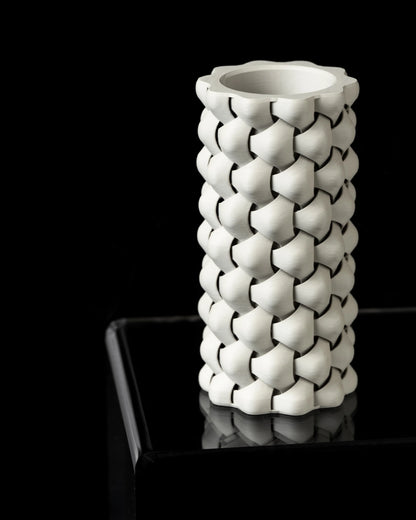 Vase cylindrique blanc avec texture tressée en relief, surface mate, style moderne et étanche.