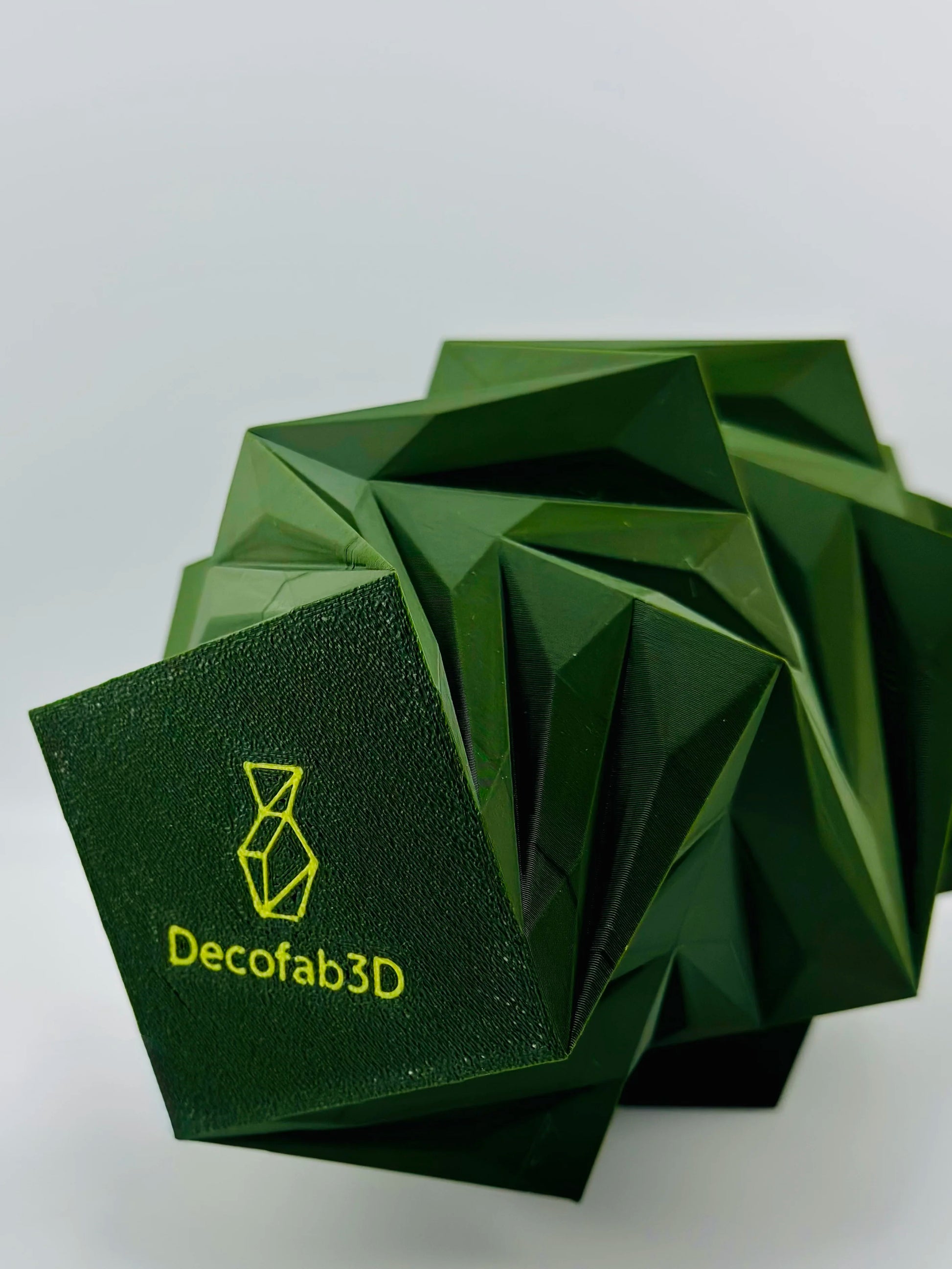 Vase Twis – vase design géométrique torsadé étanche - Vase géométrique torsadé vert foncé en plastique PETG, design sculptural contemporain avec finition mate et angles facettés. - Beige