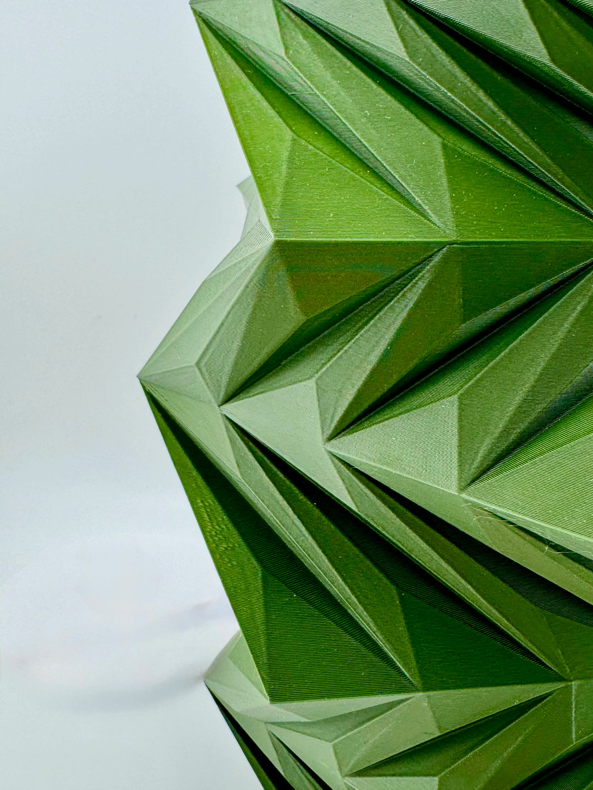 Vase Twis – vase design géométrique torsadé étanche - Vase vert torsadé en plastique PETG avec surface géométrique facettée et finition époxy brillante. - Beige